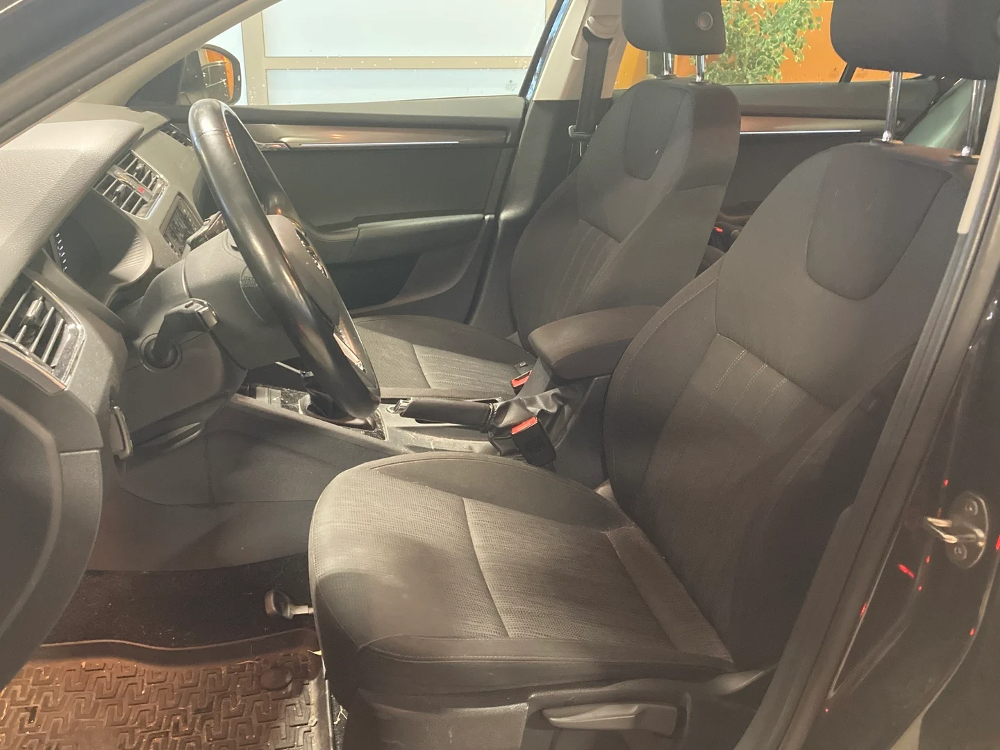 Car Image - 2Ac7ljbFoeNdFHqpml3swm