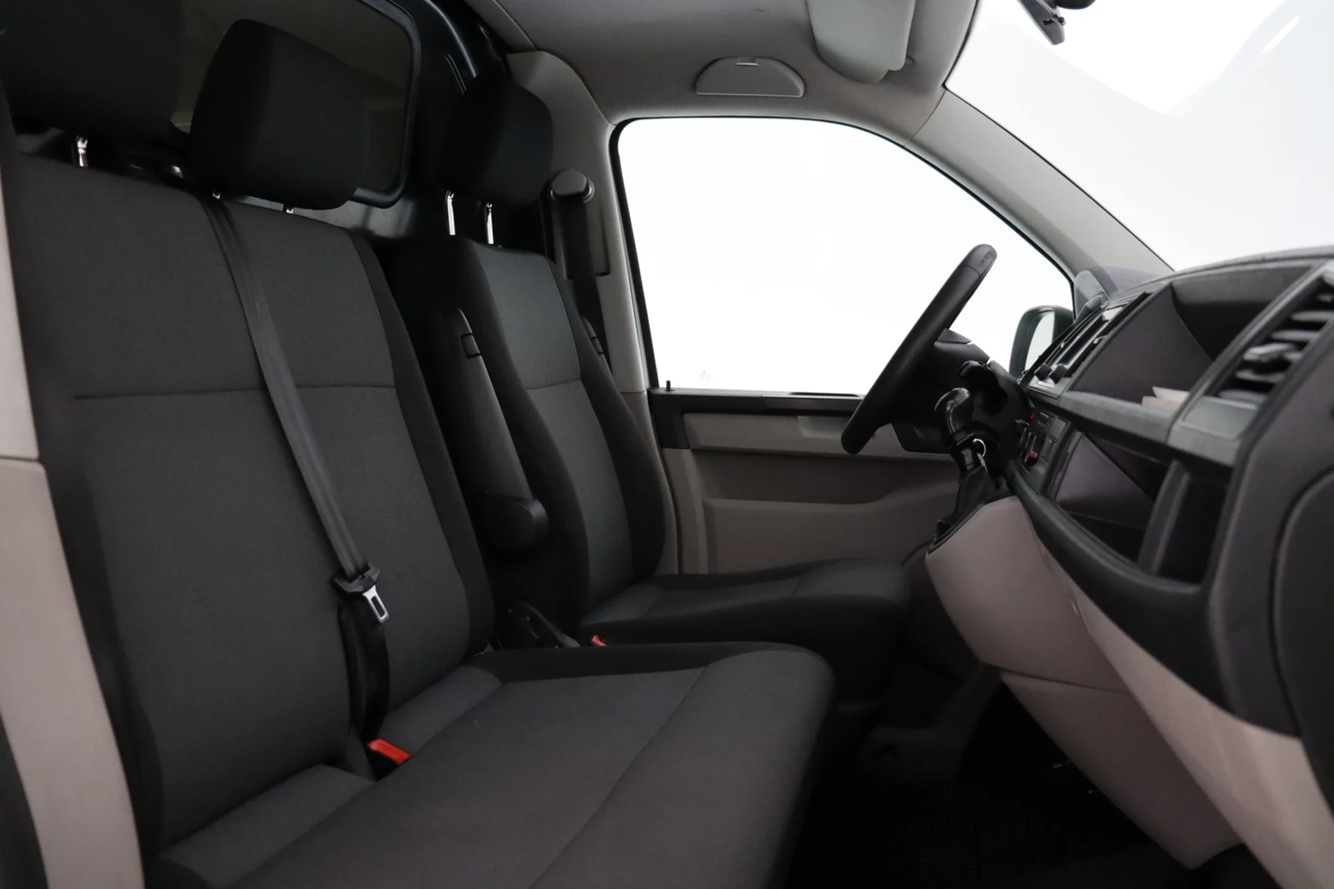 Car Image - 5YOZZQ4JNNlVicdN6fDKbD