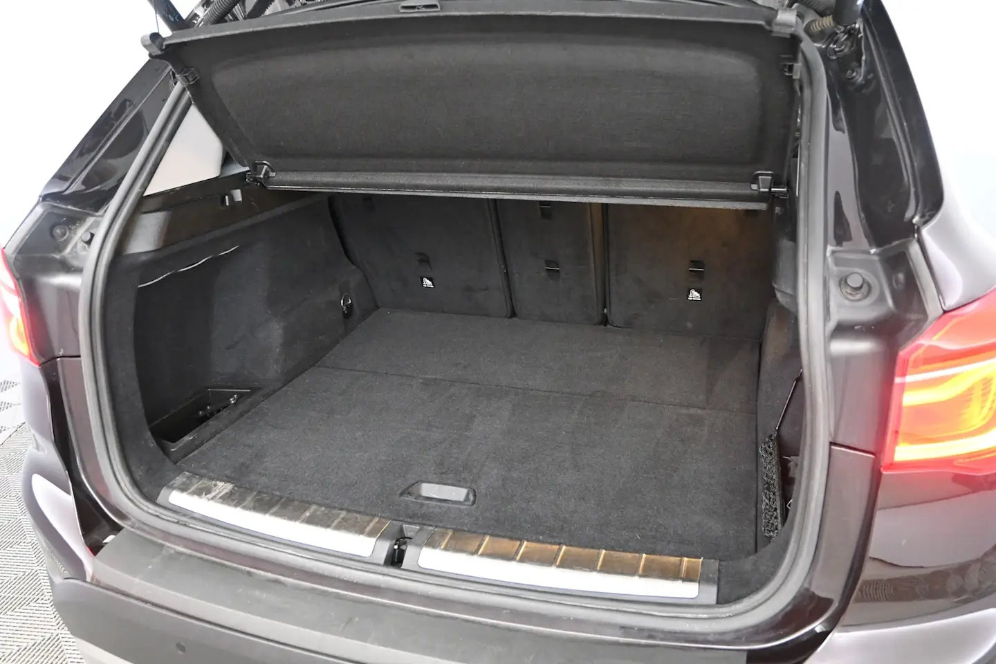 Car Image - 5udx5uuP4a9roQSjRiCfJF