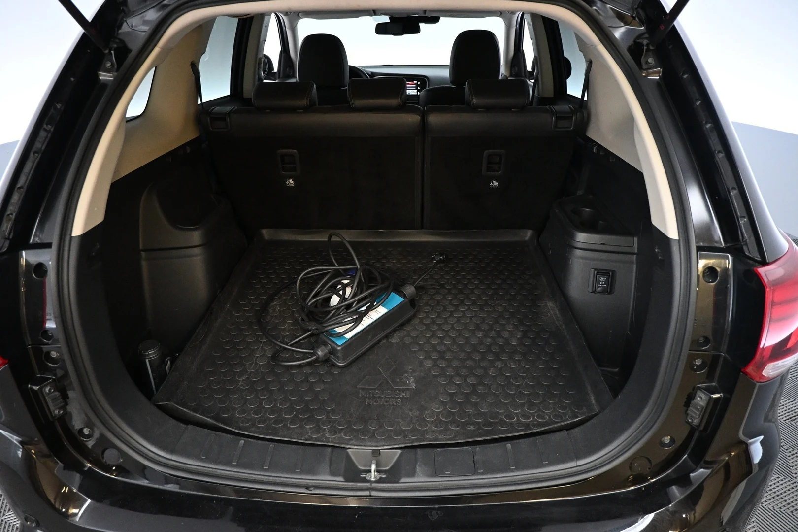 Car Image - sarHbxL4bl8PBZeNZBtLh