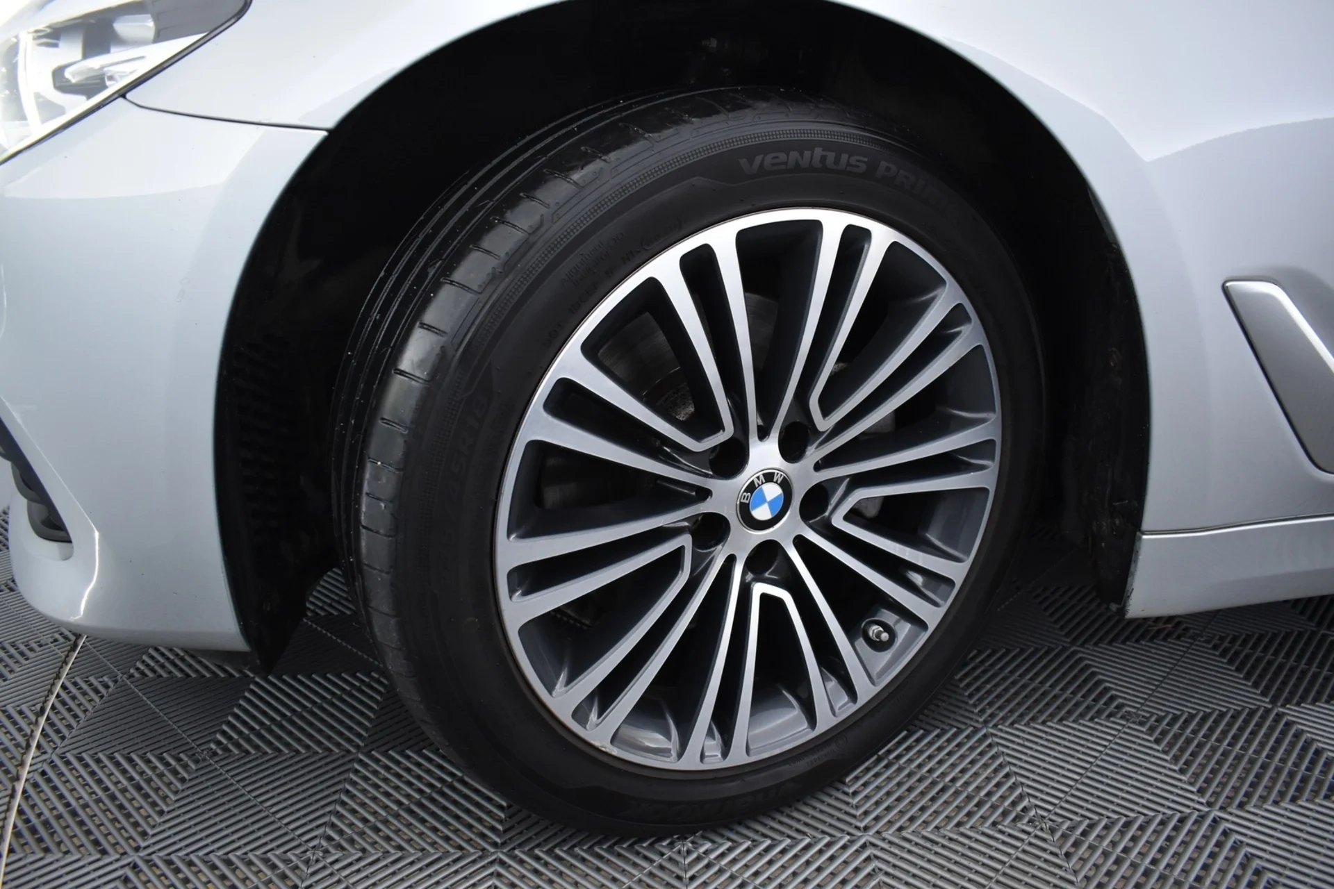 Car Image - 5KQ6bxH94qtvrlOJNzSzxl