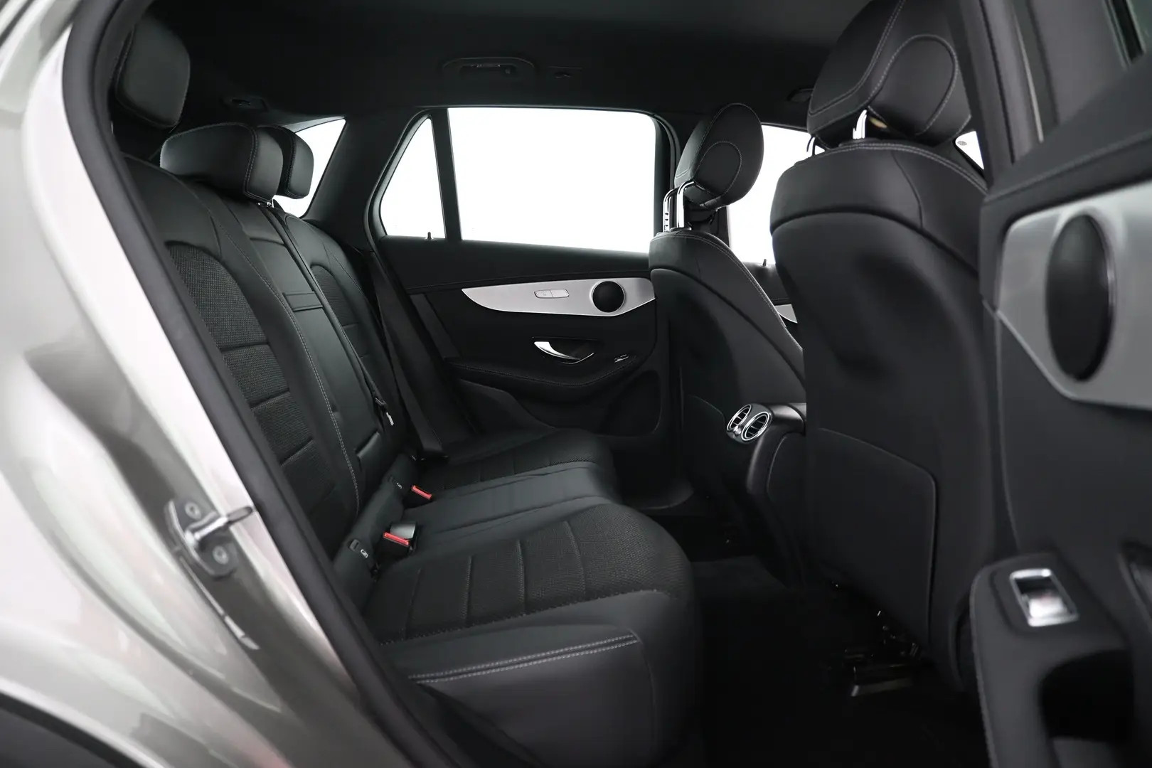 Car Image - 5zOW3G9IP04ZiOCHM1ZoxI