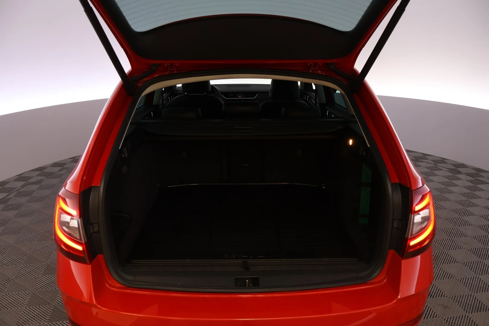 Car Image - 3tC5jKnGxh7WOO91jIADQv