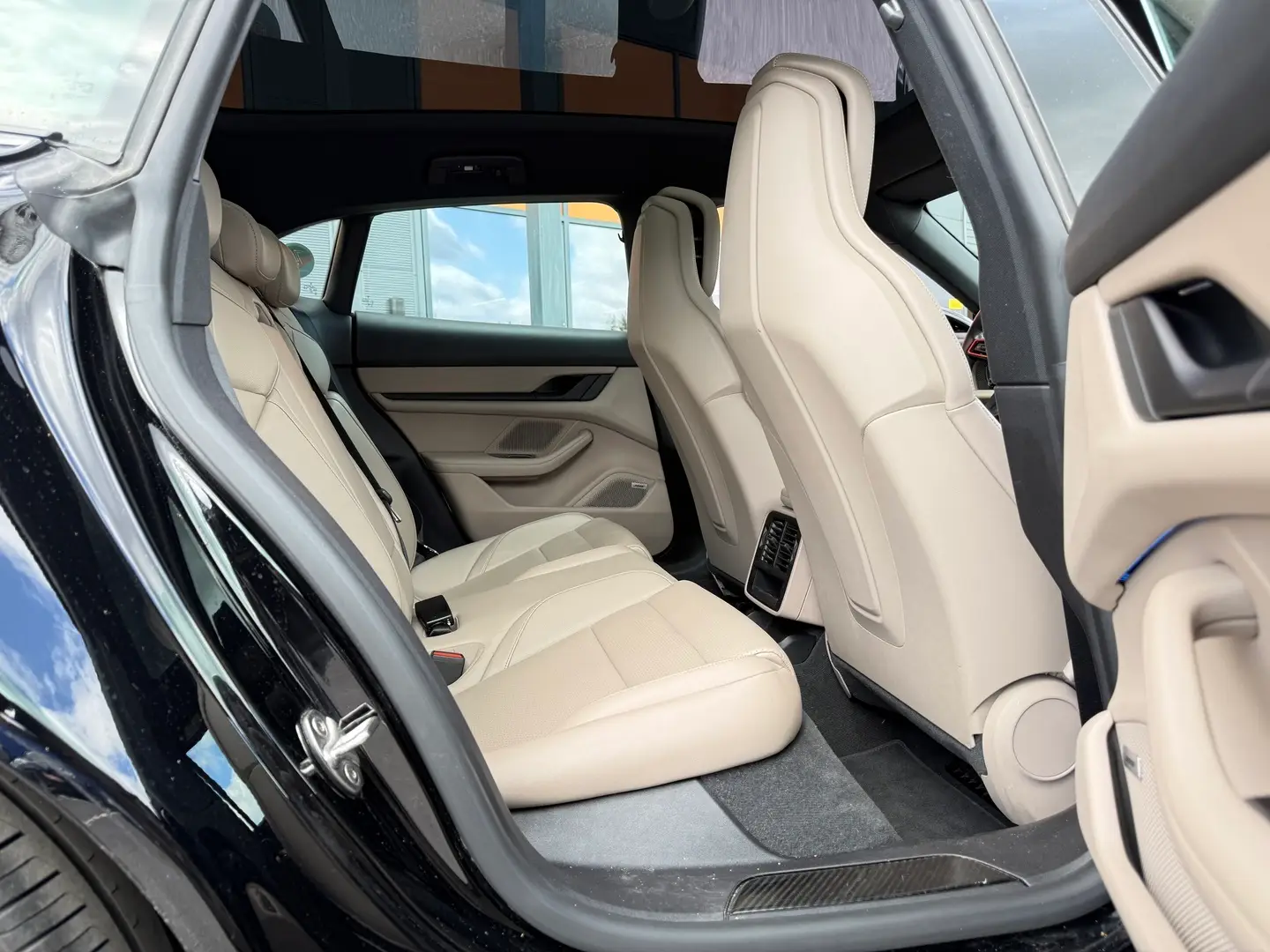 Car Image - BnGla9znFvewAZFFSoJXd