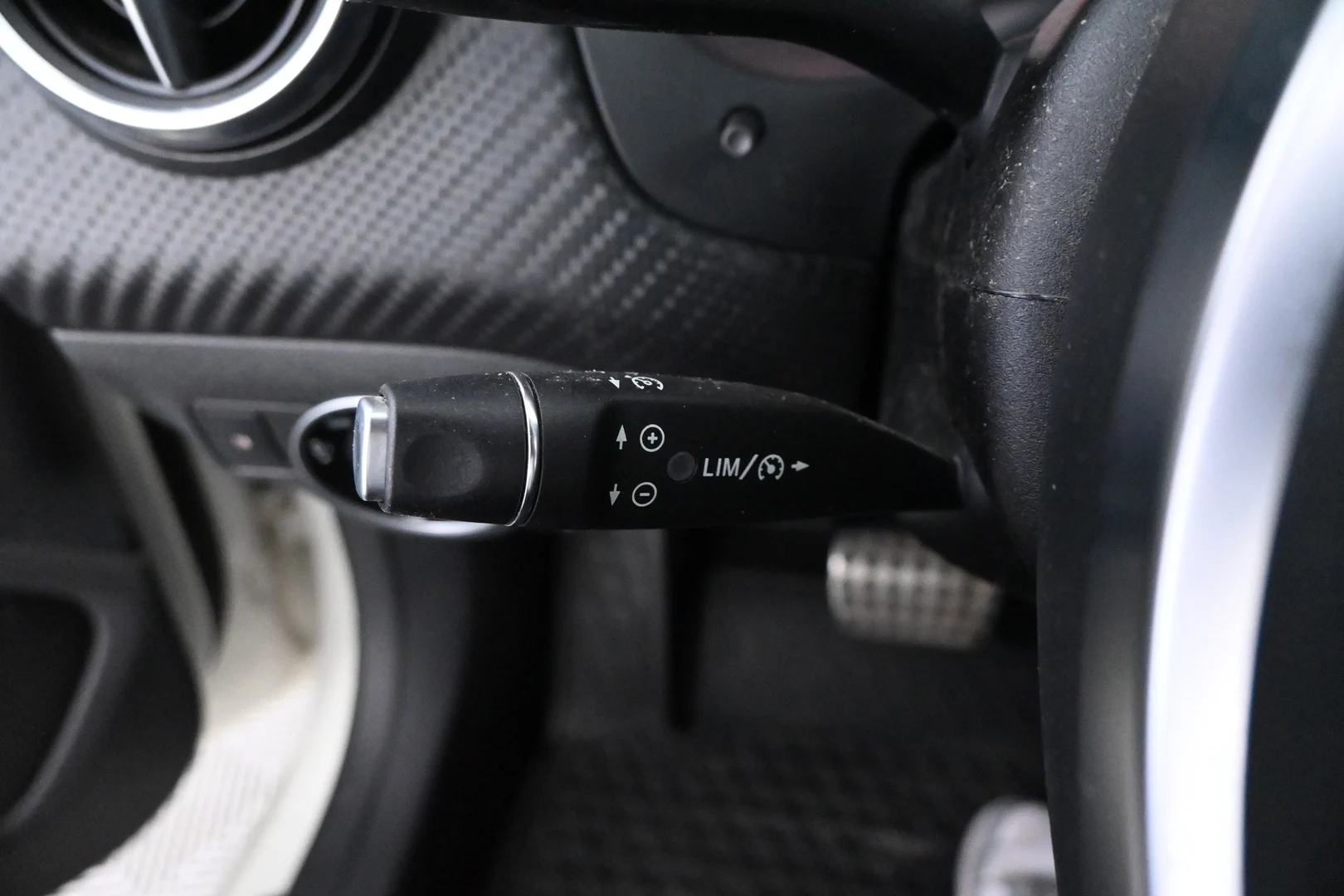 Car Image - 67bOpQbH9yjN8YIsHgBWdF