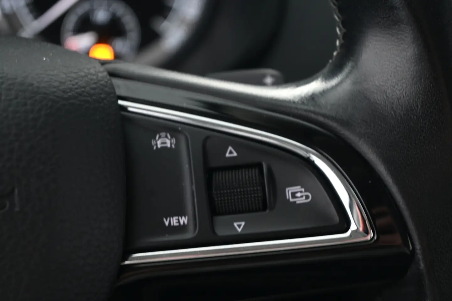 Car Image - 2w1N4dw5wkCBVg90khWsTi