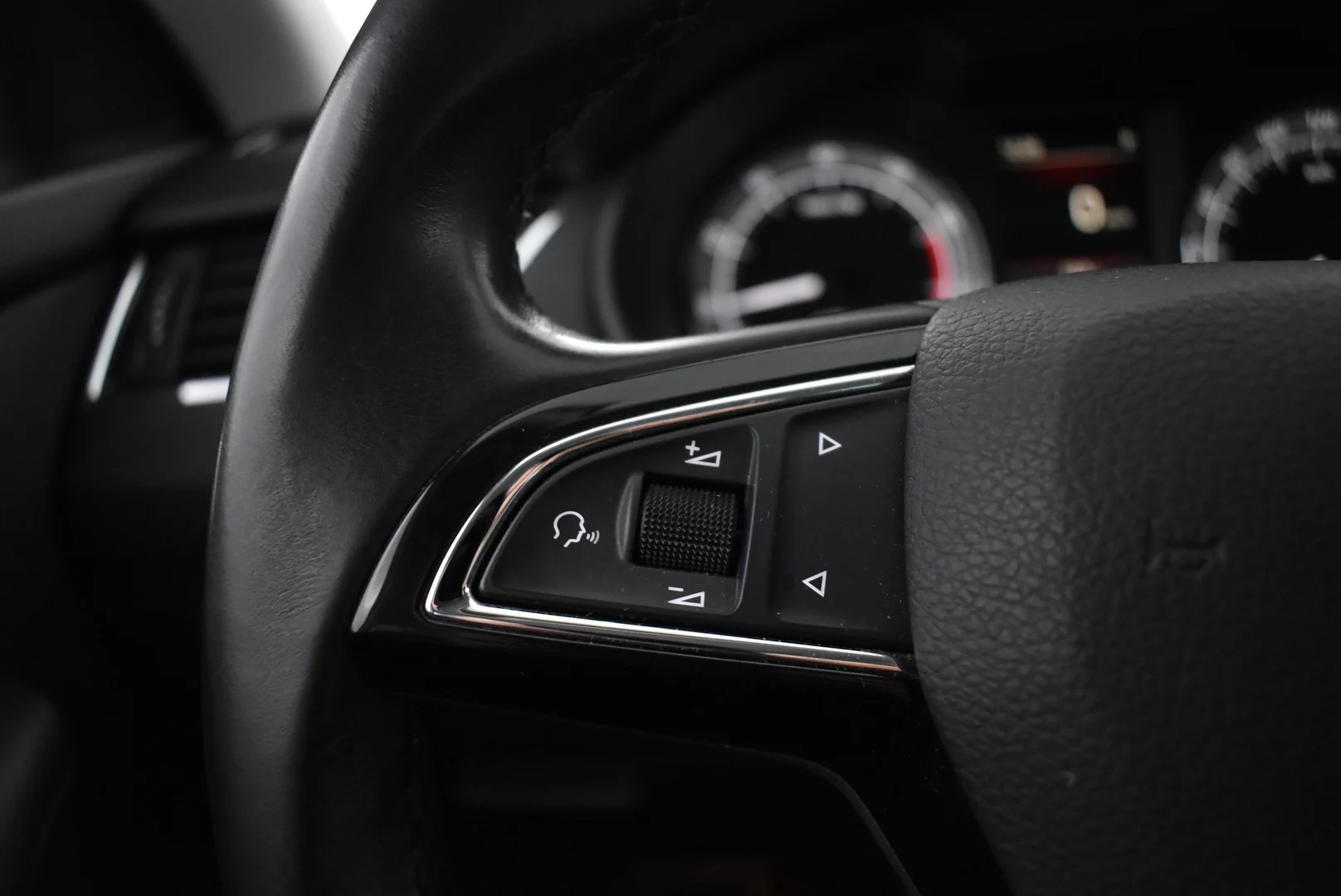 Car Image - 1ll8sL7zBdllNXtlfvDOSF