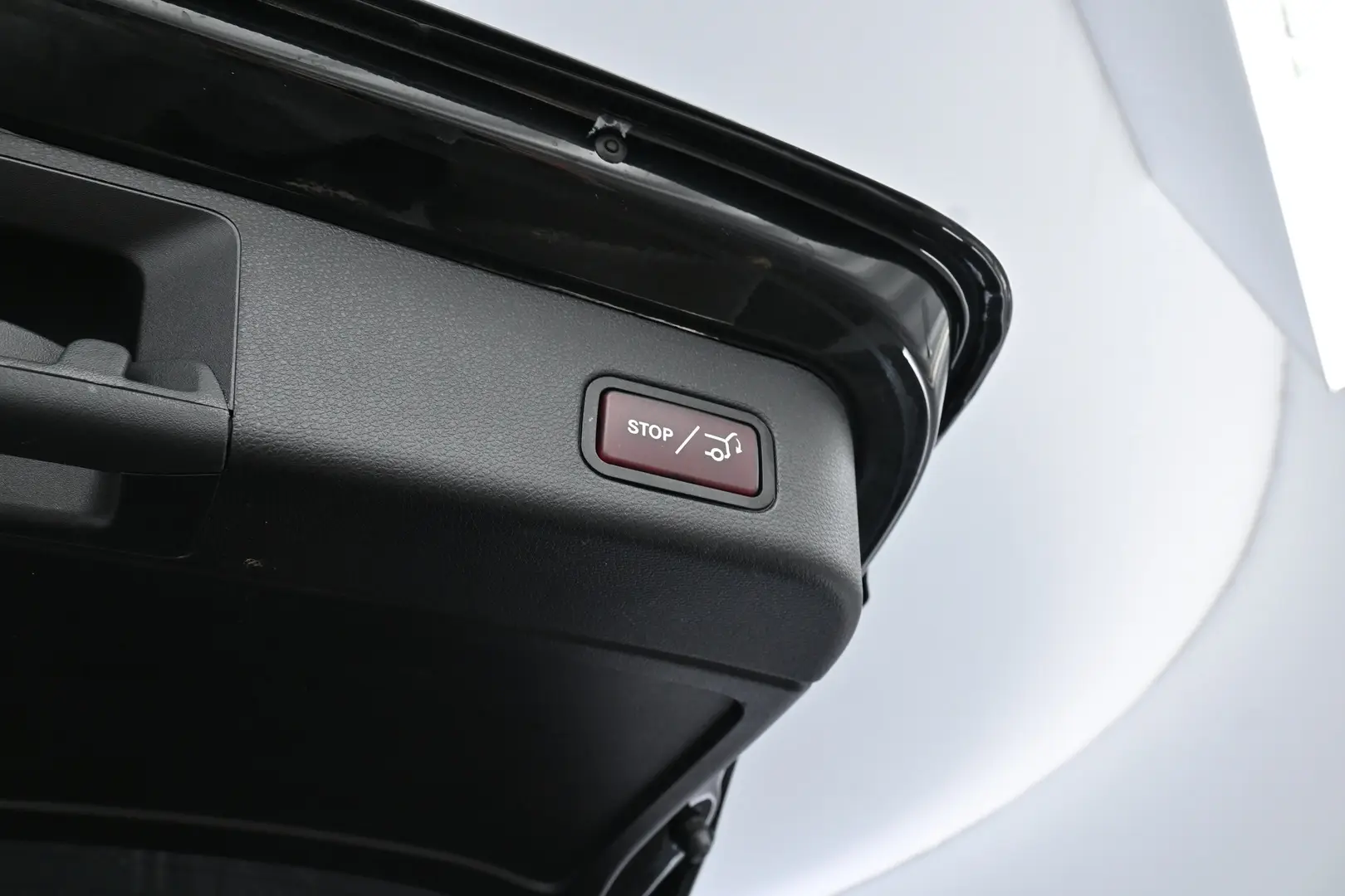 Car Image - R0DWI4NTKjW7Dgb7DUhPV