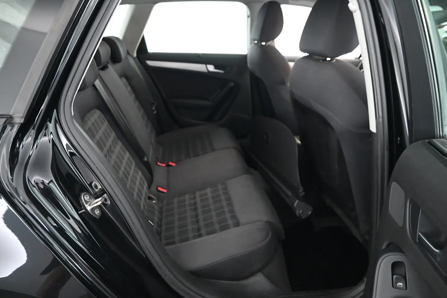 Car Image - 561F9ahaCLZVNw4qhr1Krc