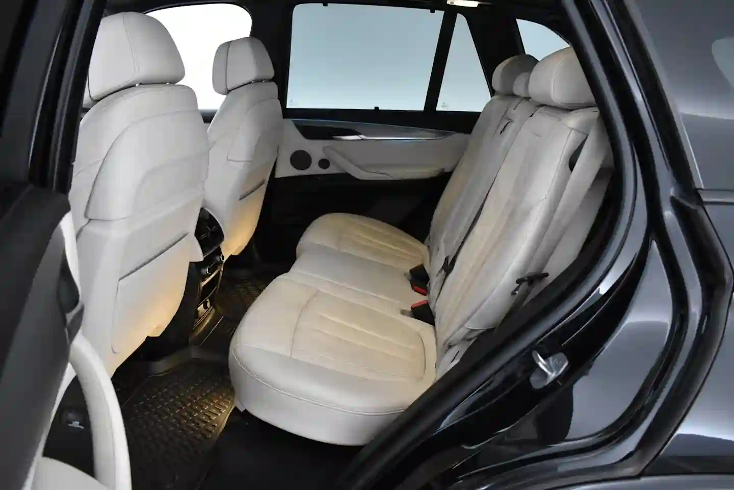 Car Image - 1Rrzv3BNPUTOUasM9SXhL5