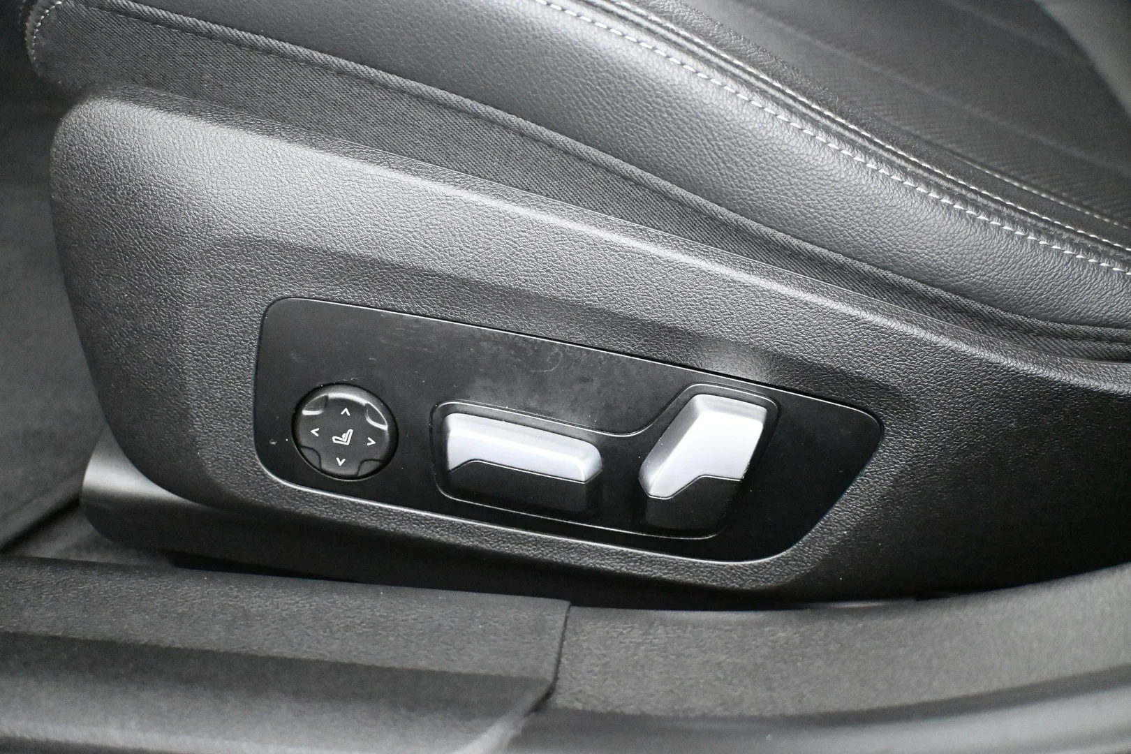 Car Image - 2nvYEjwoP3b3gwTgLPkAnF