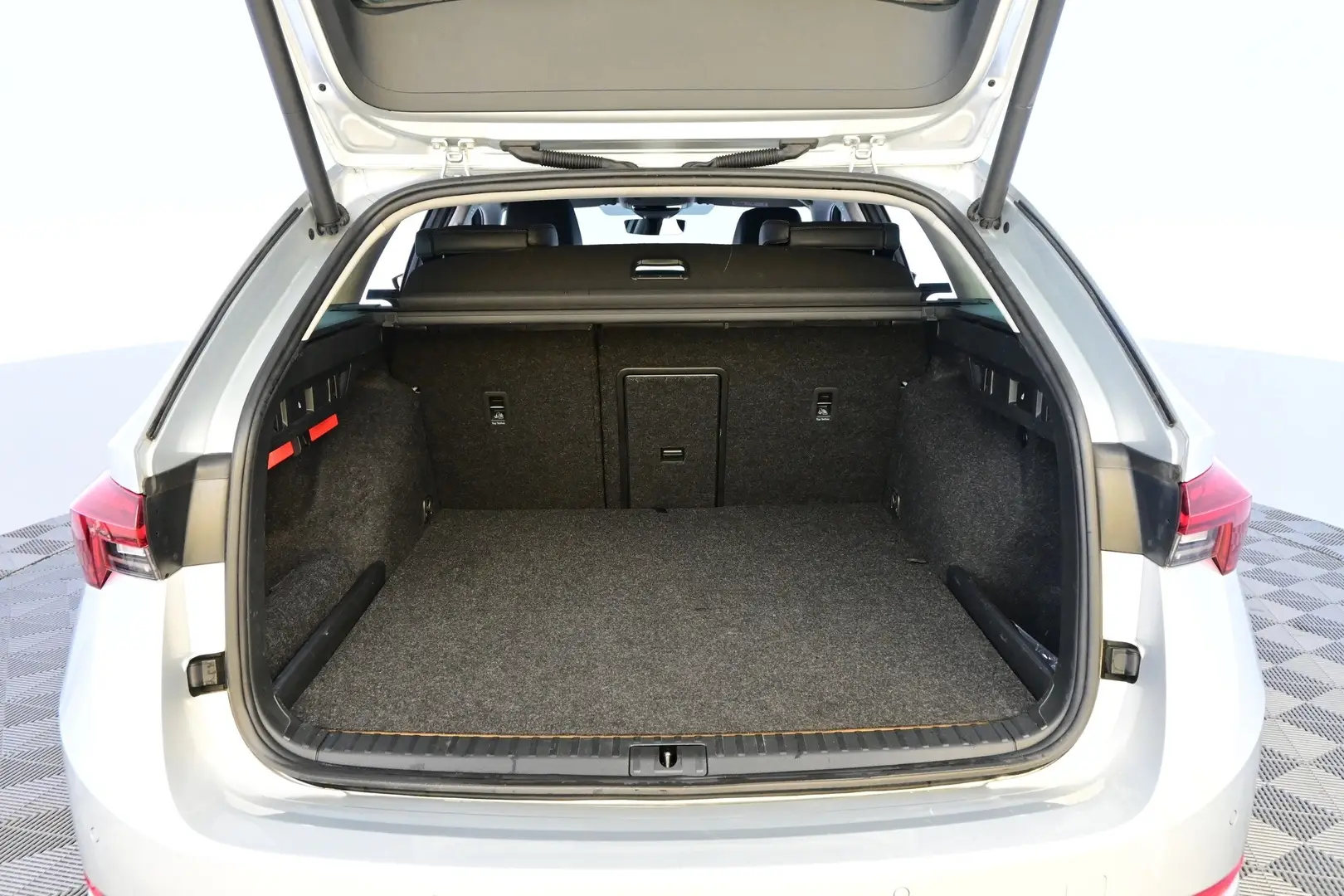 Car Image - 3Pv3eAf7zdrrwhhk27njfv