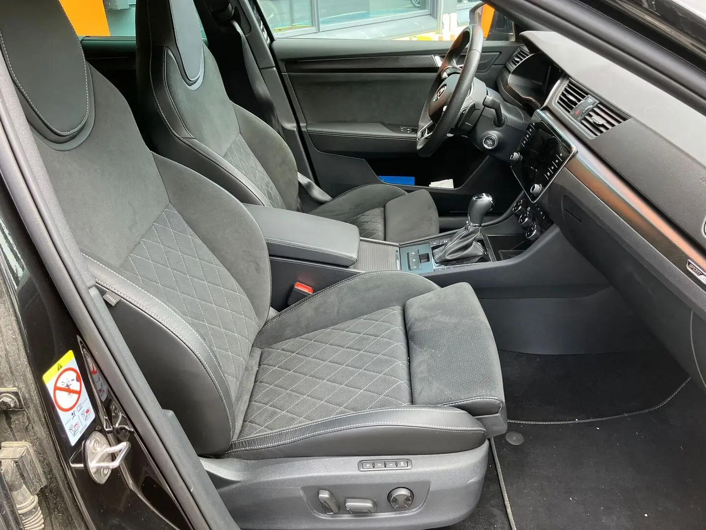 Car Image - 7bd4FwaUJzhVgbhFxzRzWb