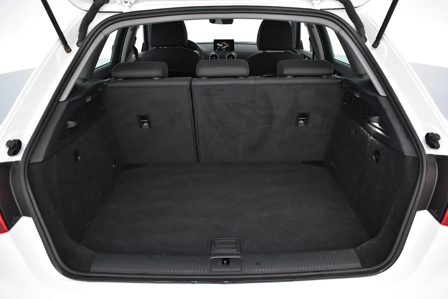 Car Image - 3UxOW2RicncyZbS9XYZtTL