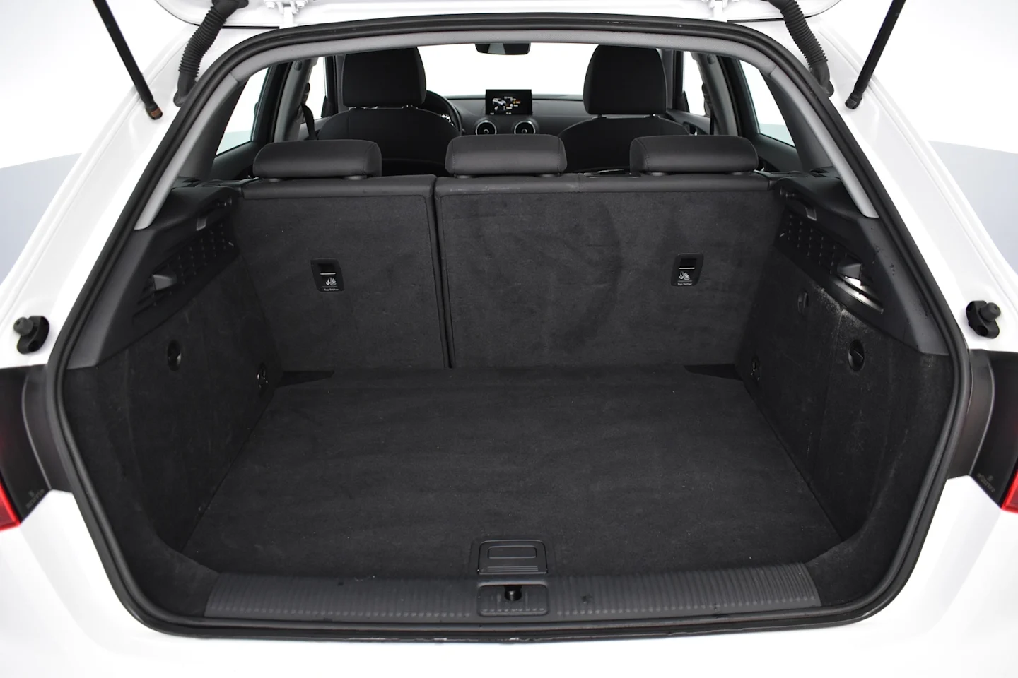 Car Image - 3UxOW2RicncyZbS9XYZtTL