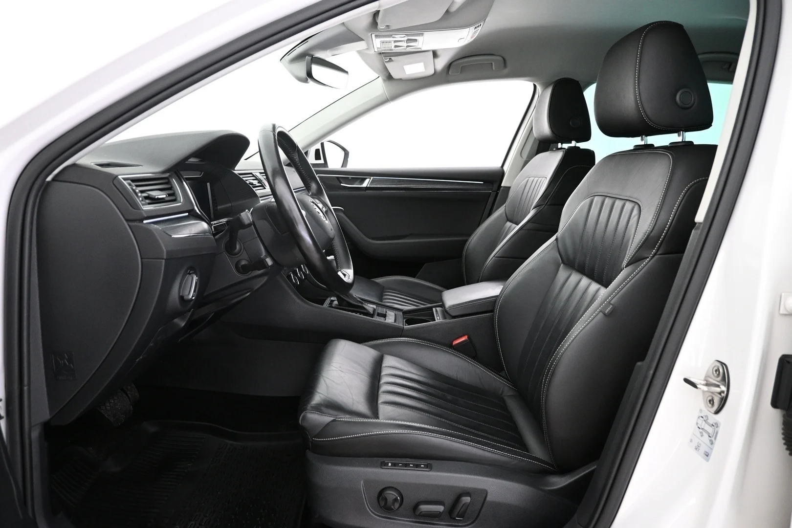 Car Image - yoWYJ7bbNn3bSf7Qz4j5T