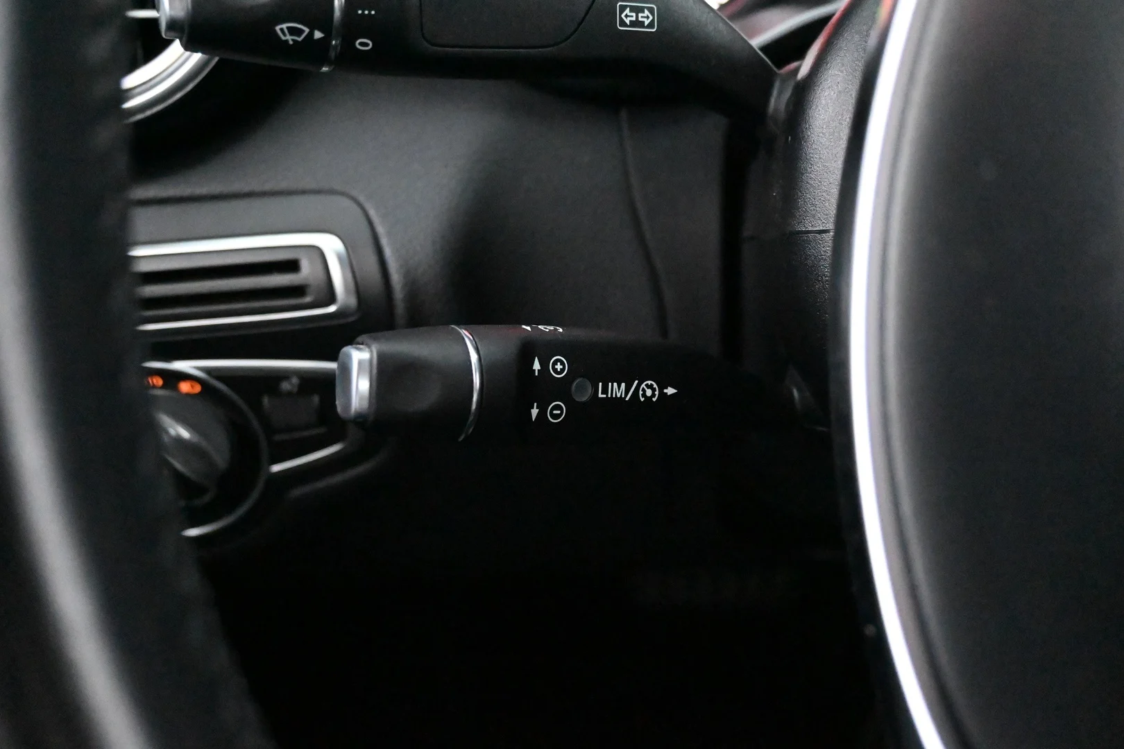Car Image - 32pkXwHsruwF1wnhBdhBq