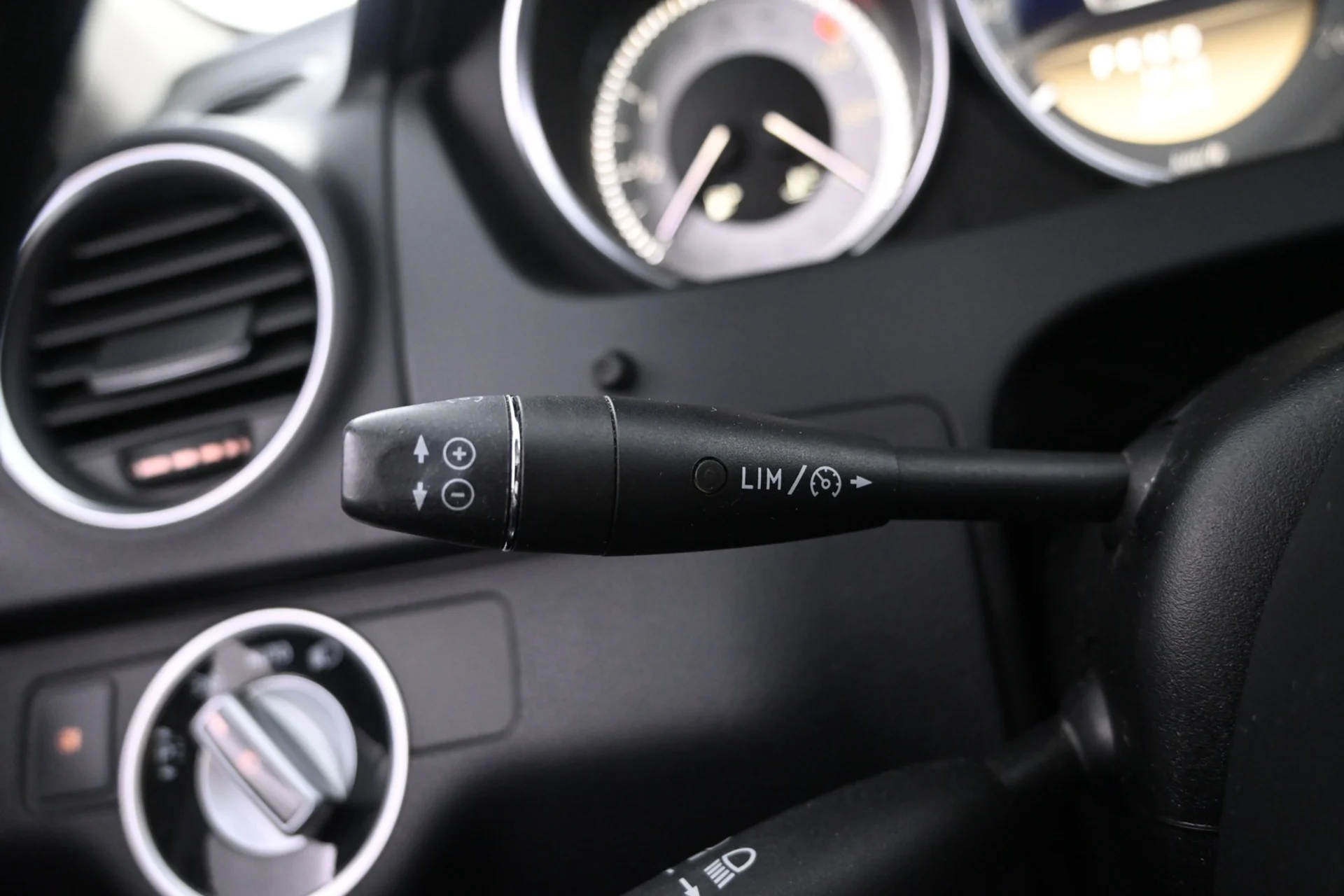 Car Image - 5Bjolkw99wUUYbekY0syEm