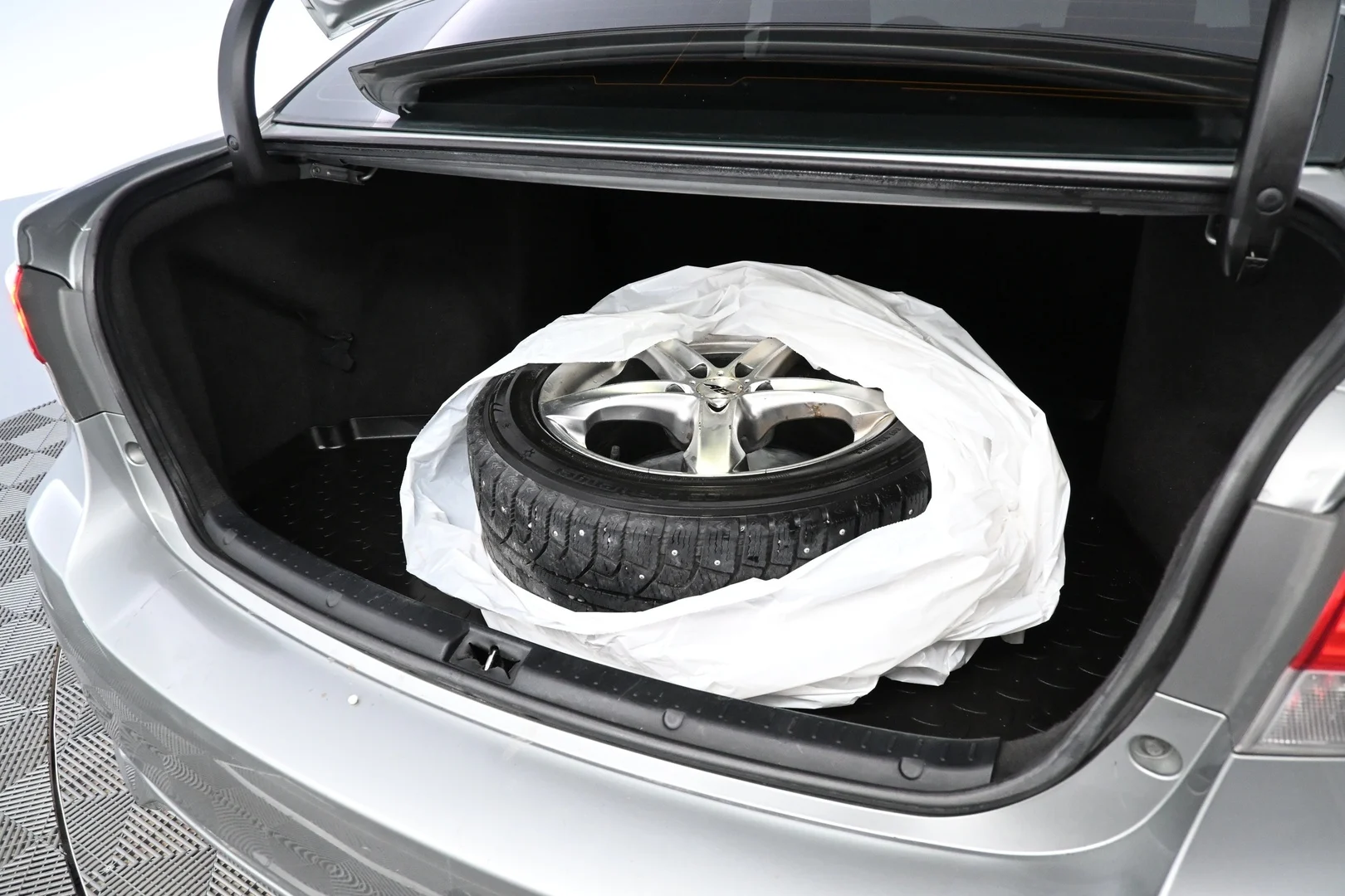 Car Image - 1NjIemOTeLSmUeL9CE1dx1