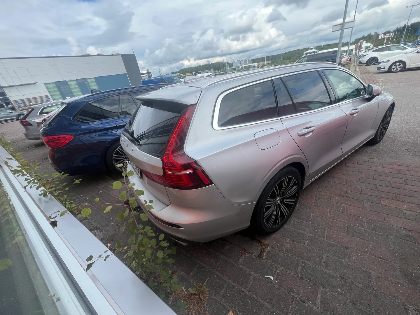 Car Image - FAnFkY9WDryQiR6cQXudq