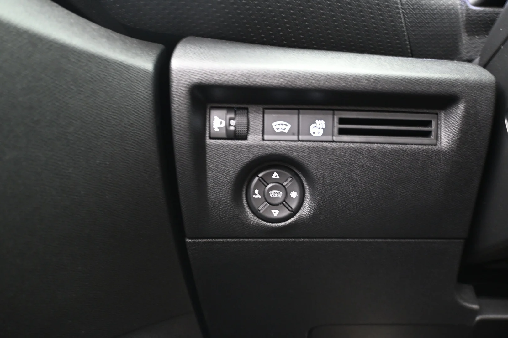 Car Image - 4Vmc8OE0AMLHzTmv4Z4aT7