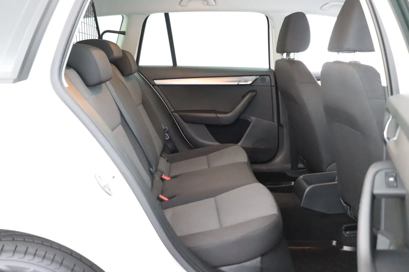 Car Image - V5BxMnSBEgLQF4Nqrz0Ak