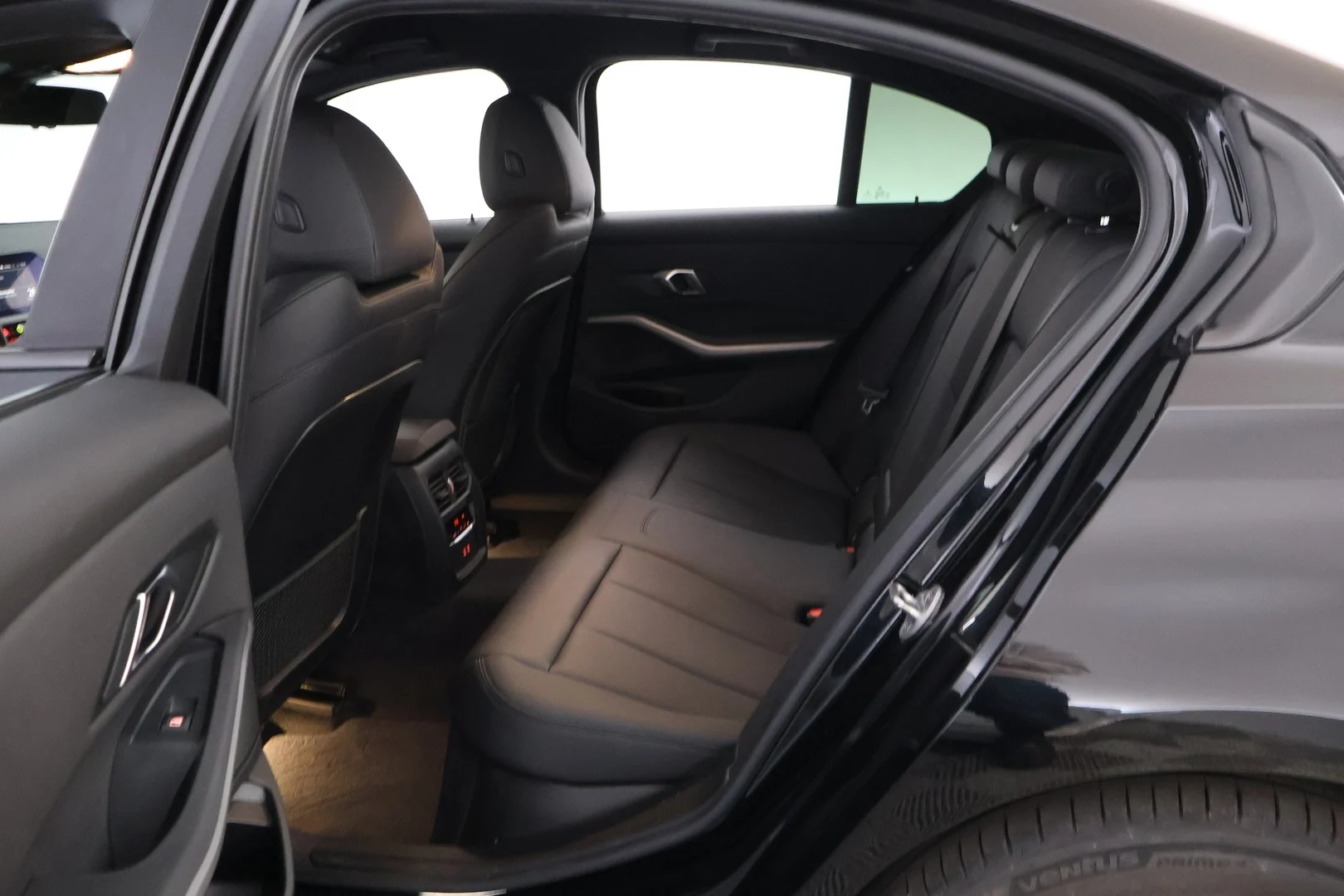 Car Image - 7iaKg6CrznIr3WbaizKmhO