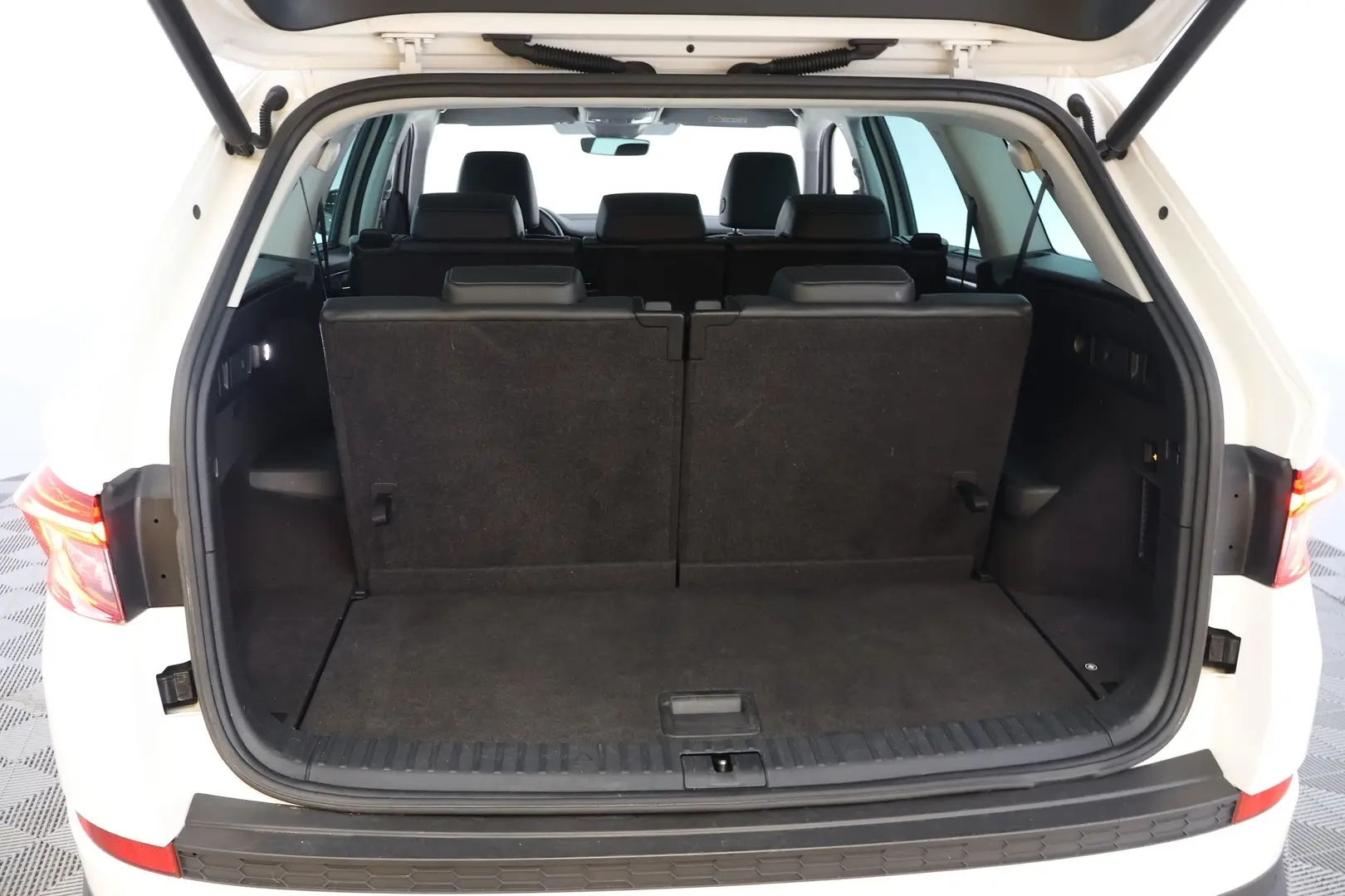 Car Image - 2b6kBY70QkFXrlary0dVQG