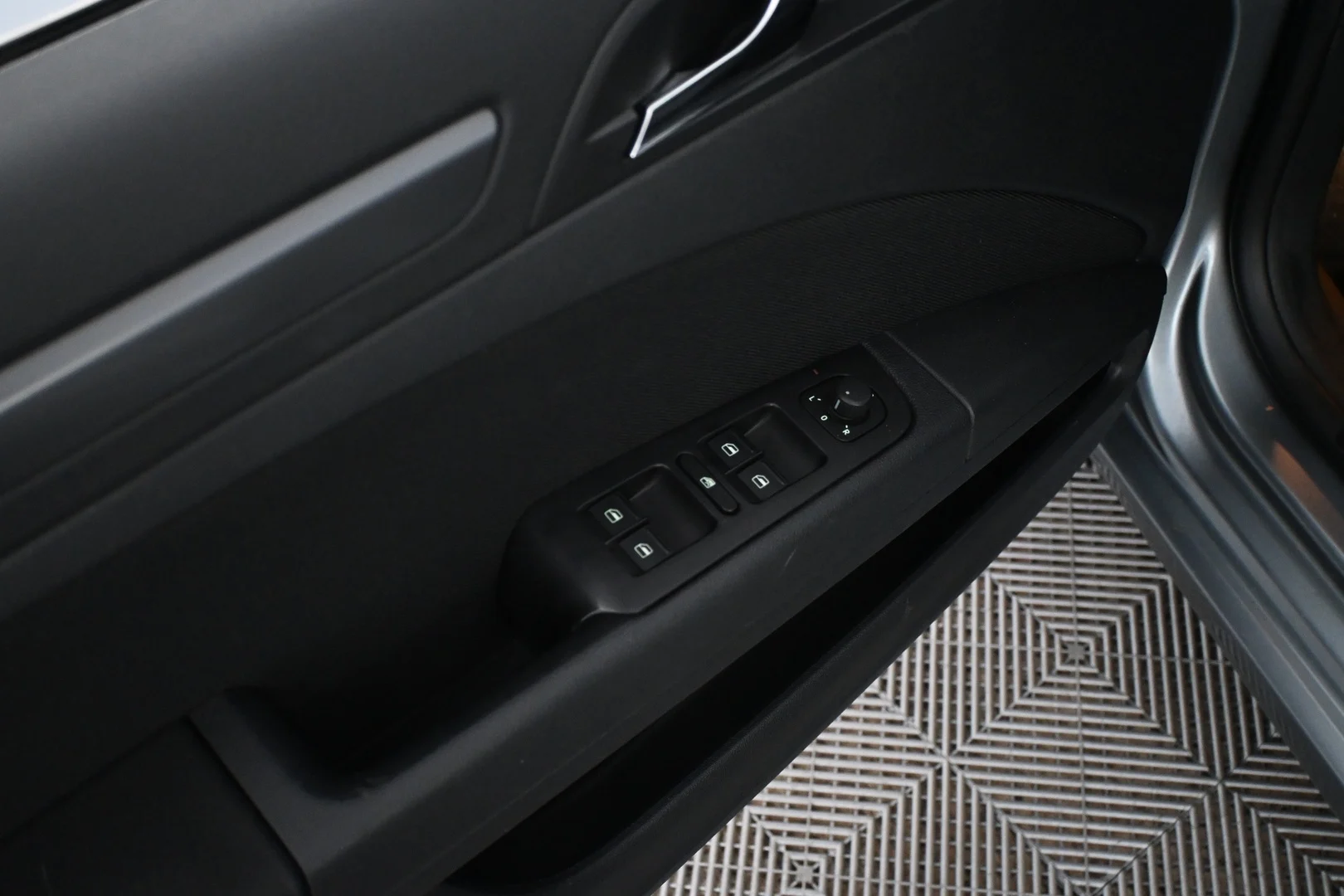 Car Image - 3U5rA9huMUjshNCUg4llmI