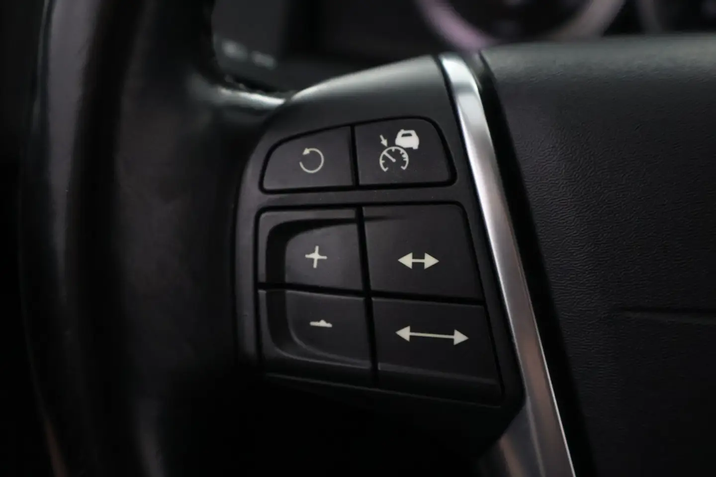 Car Image - 4hk3EM04AYzVLF725hr7um