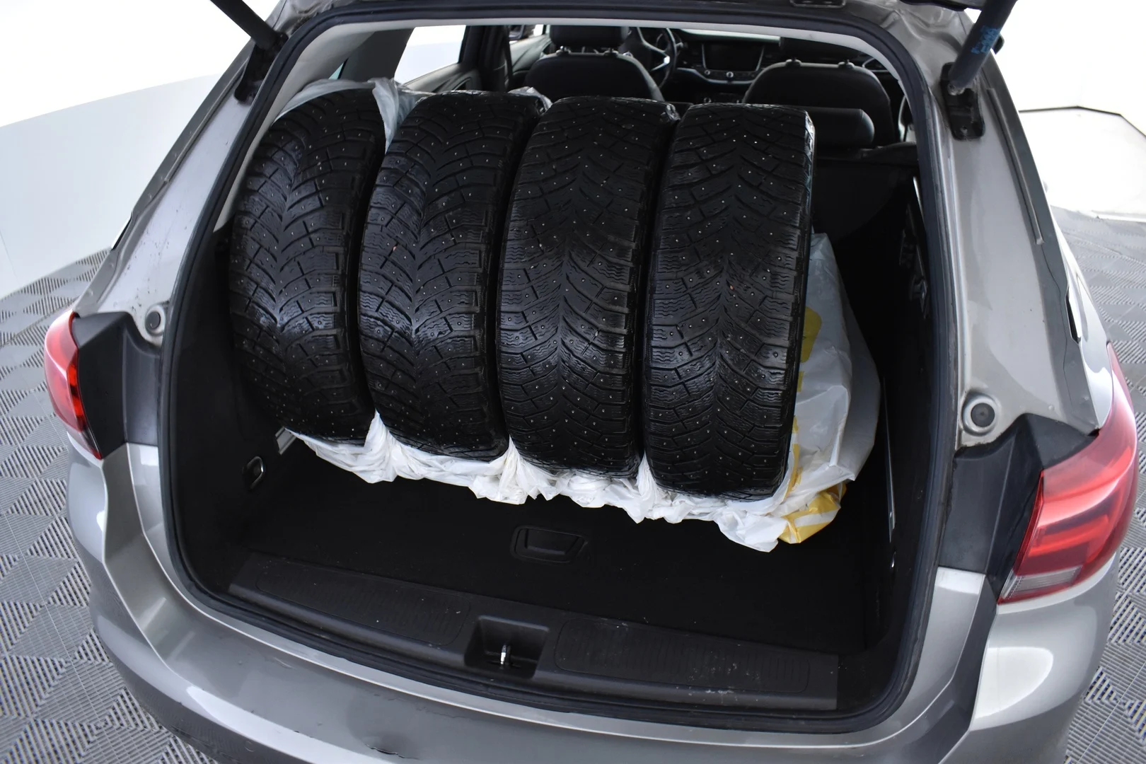 Car Image - U2iG0IEt2qfCf7Q1sIOBL