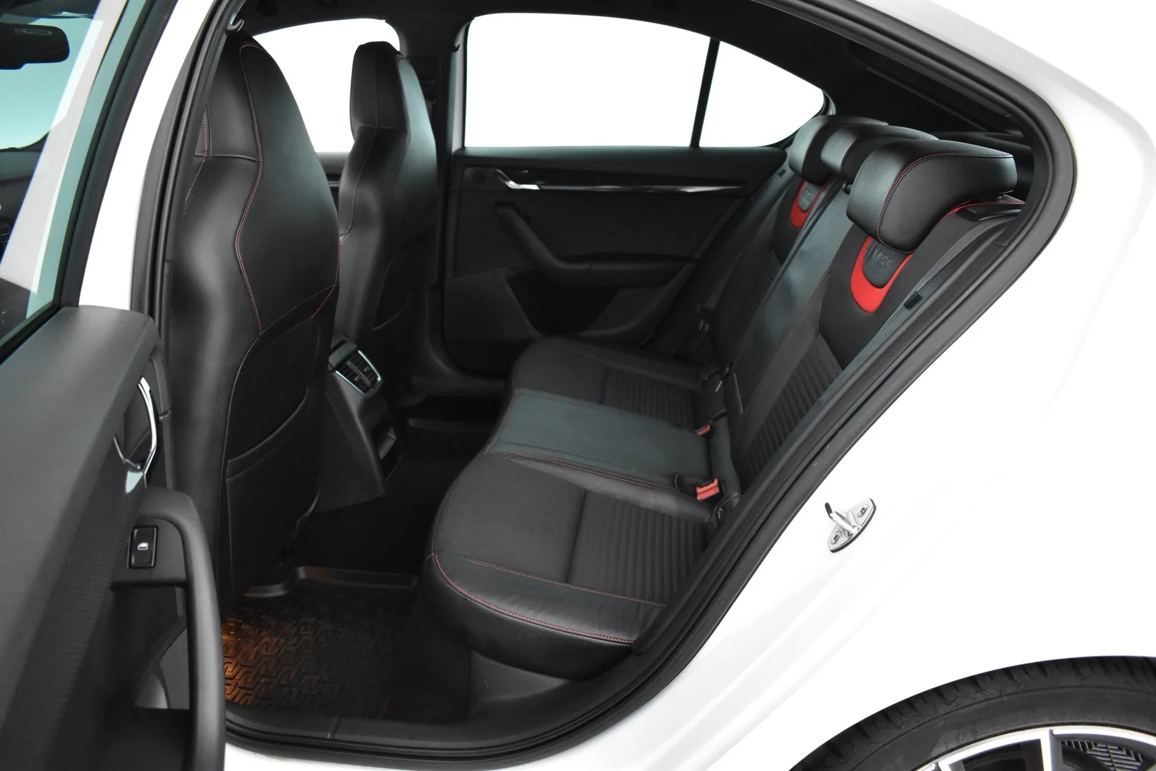 Car Image - 4llHYZdm17tVFqPMesOGnv