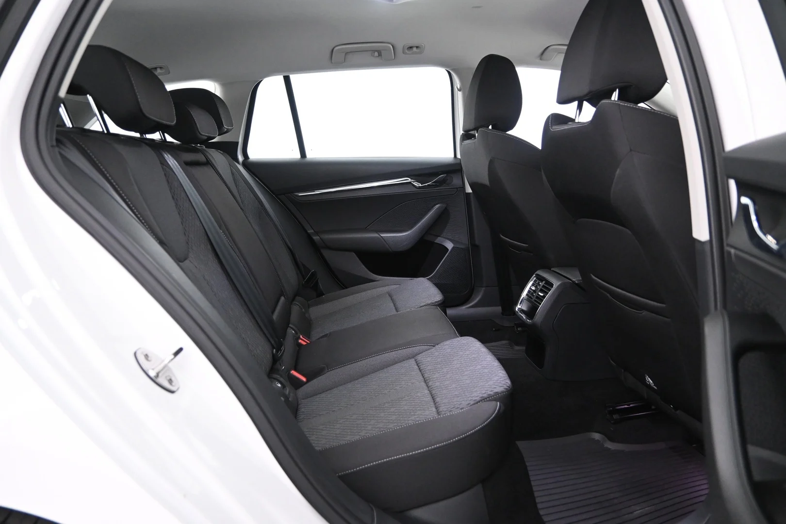Car Image - rSIxdrZnENc5hO419iEYC