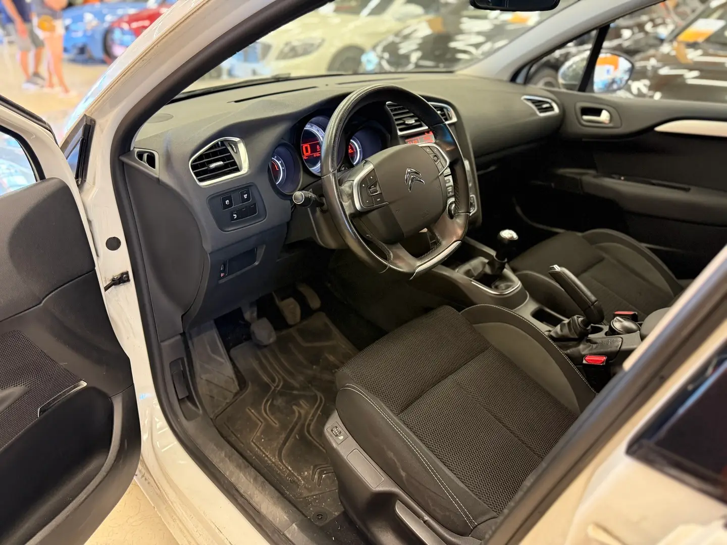 Car Image - c00C7wLpmtuGslXoZDpoD