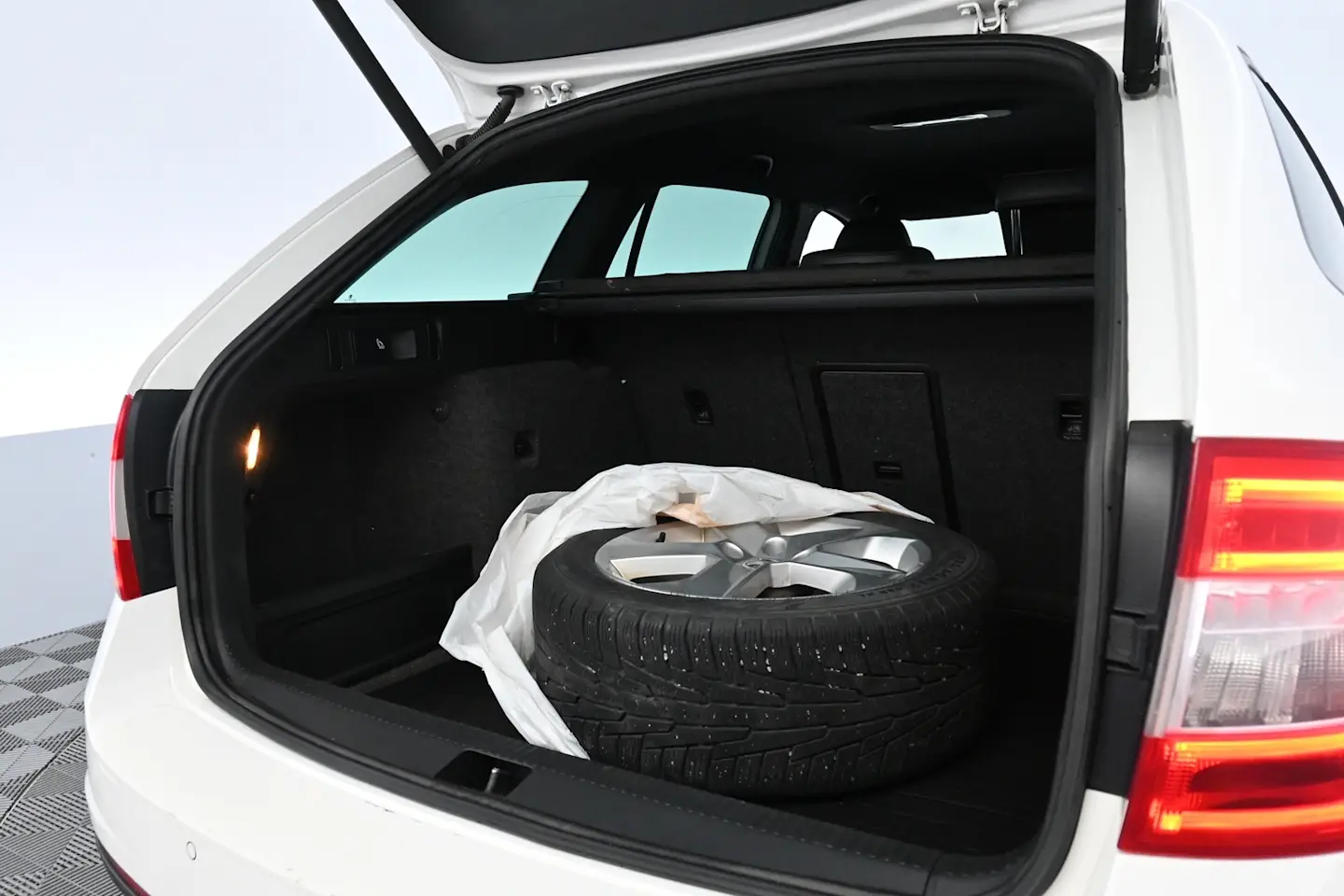 Car Image - 1T04xKyhGlU4G5fKkyKphJ