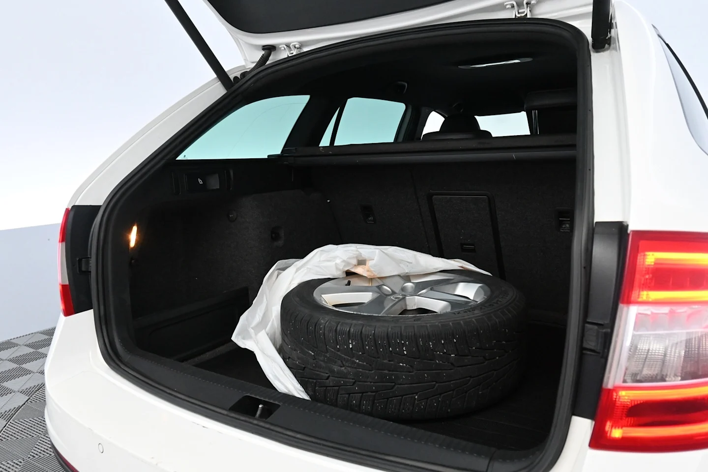 Car Image - 1T04xKyhGlU4G5fKkyKphJ
