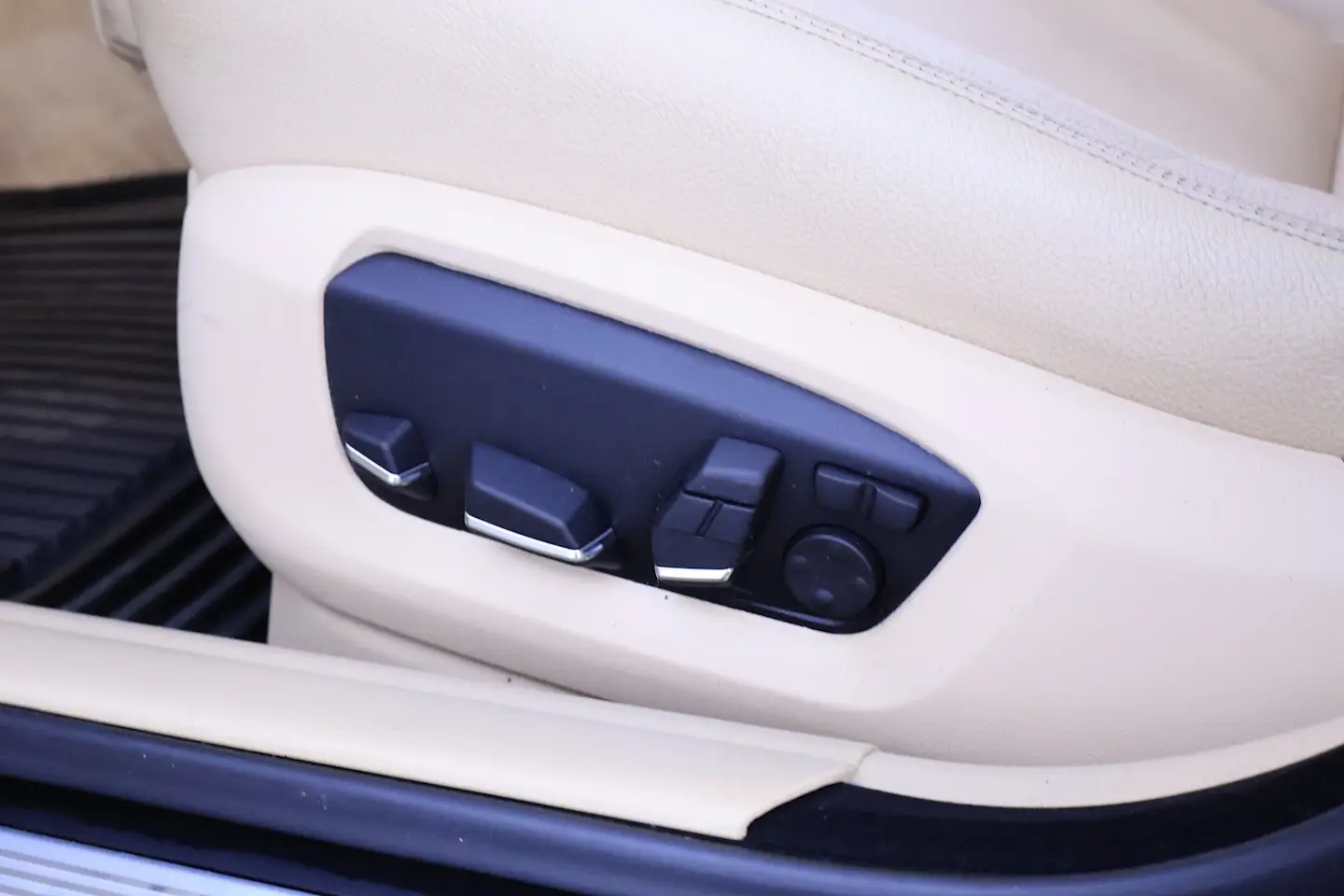 Car Image - 4ADxpjE6s96v1gNDWMPL08