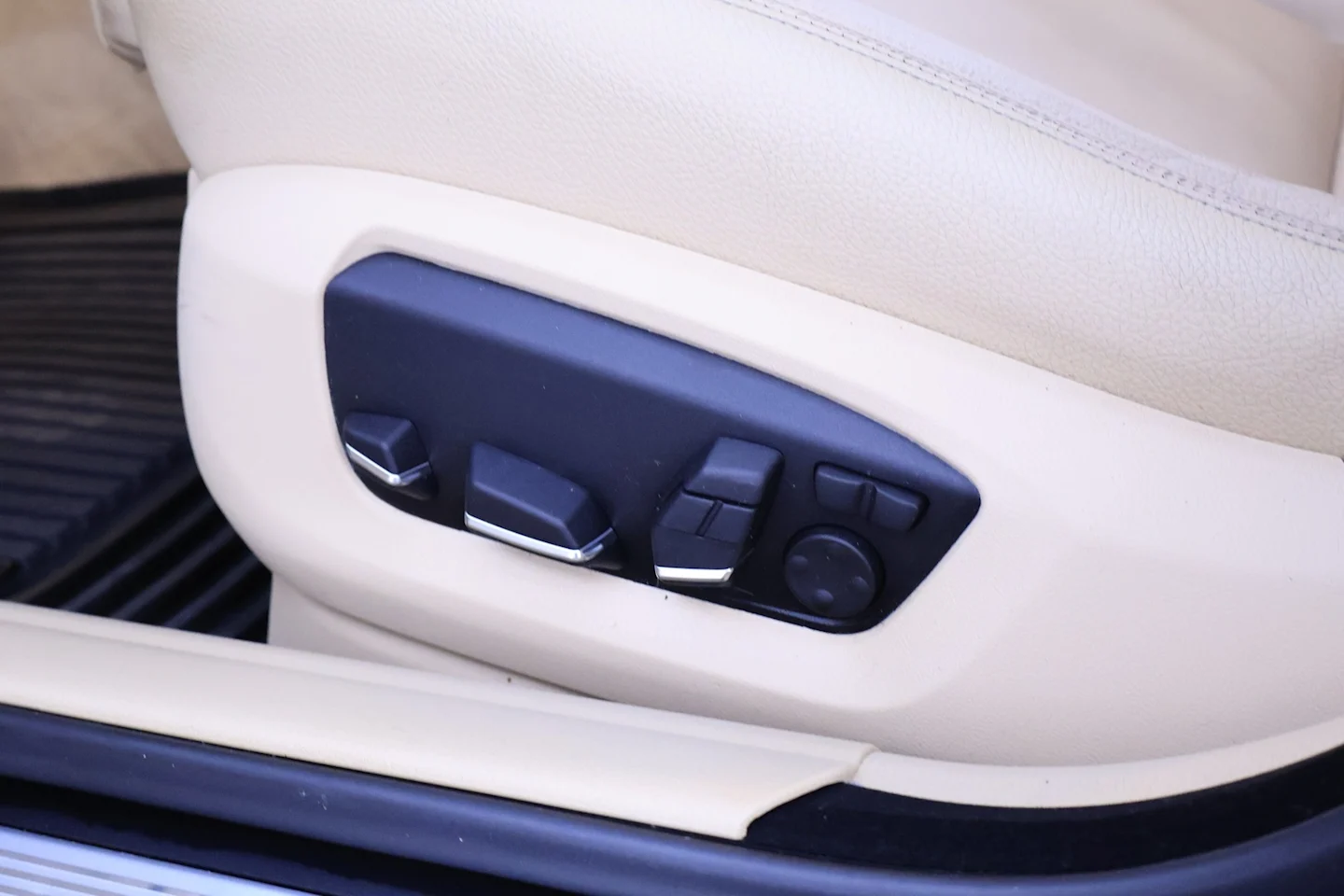 Car Image - 4ADxpjE6s96v1gNDWMPL08
