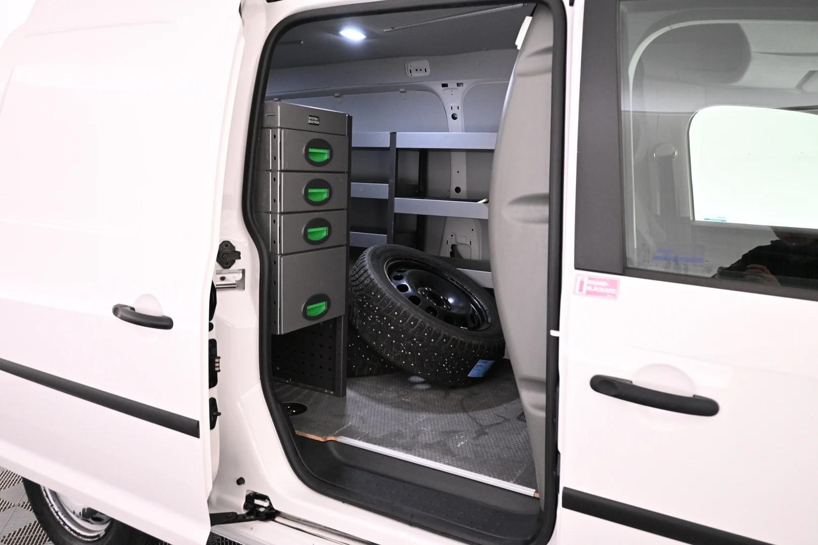 Car Image - 1LmZHb8KYxfqisIl20luKE