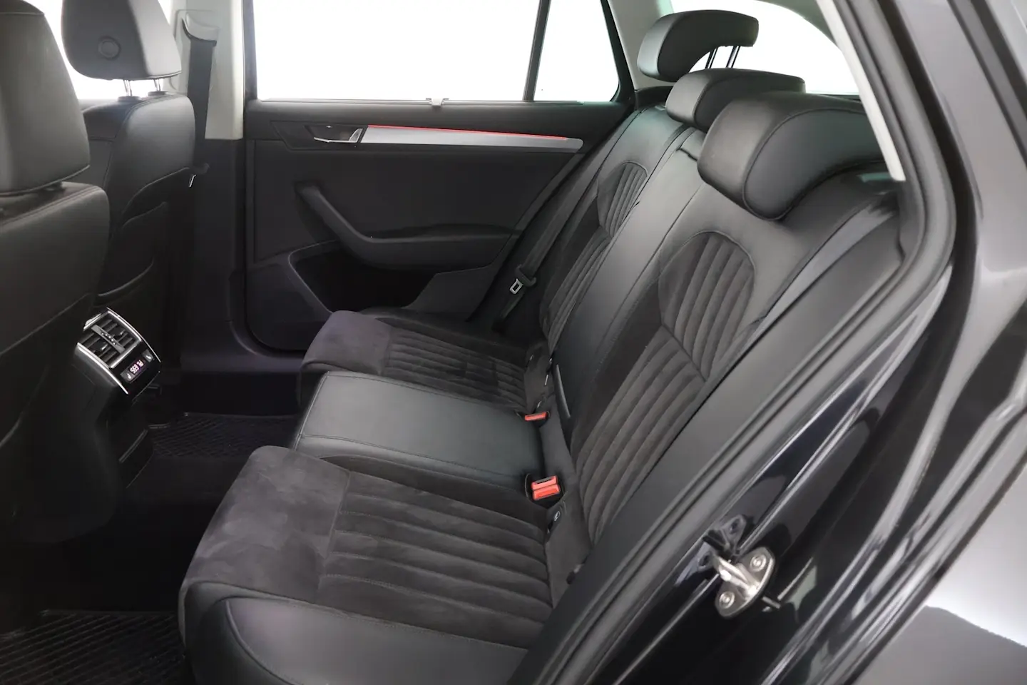 Car Image - 3rhj9ttfv7XUEbrP2QINiC