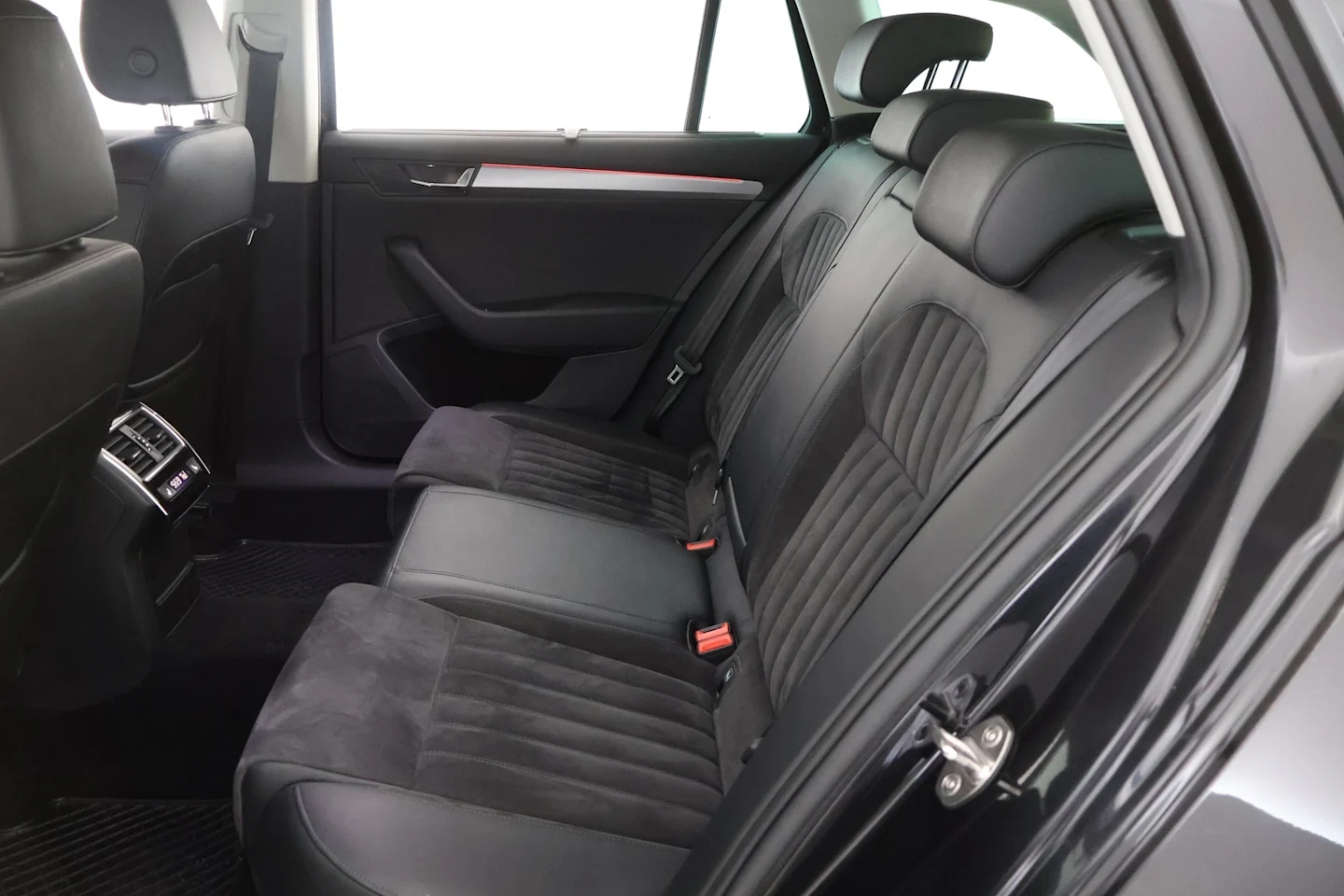 Car Image - 3rhj9ttfv7XUEbrP2QINiC