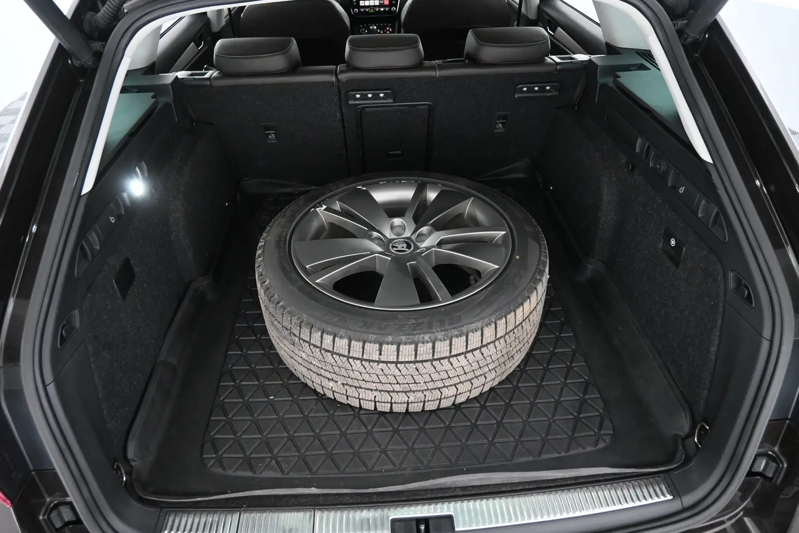 Car Image - 4PqUBEFuIqOX1wb4KdMMYB
