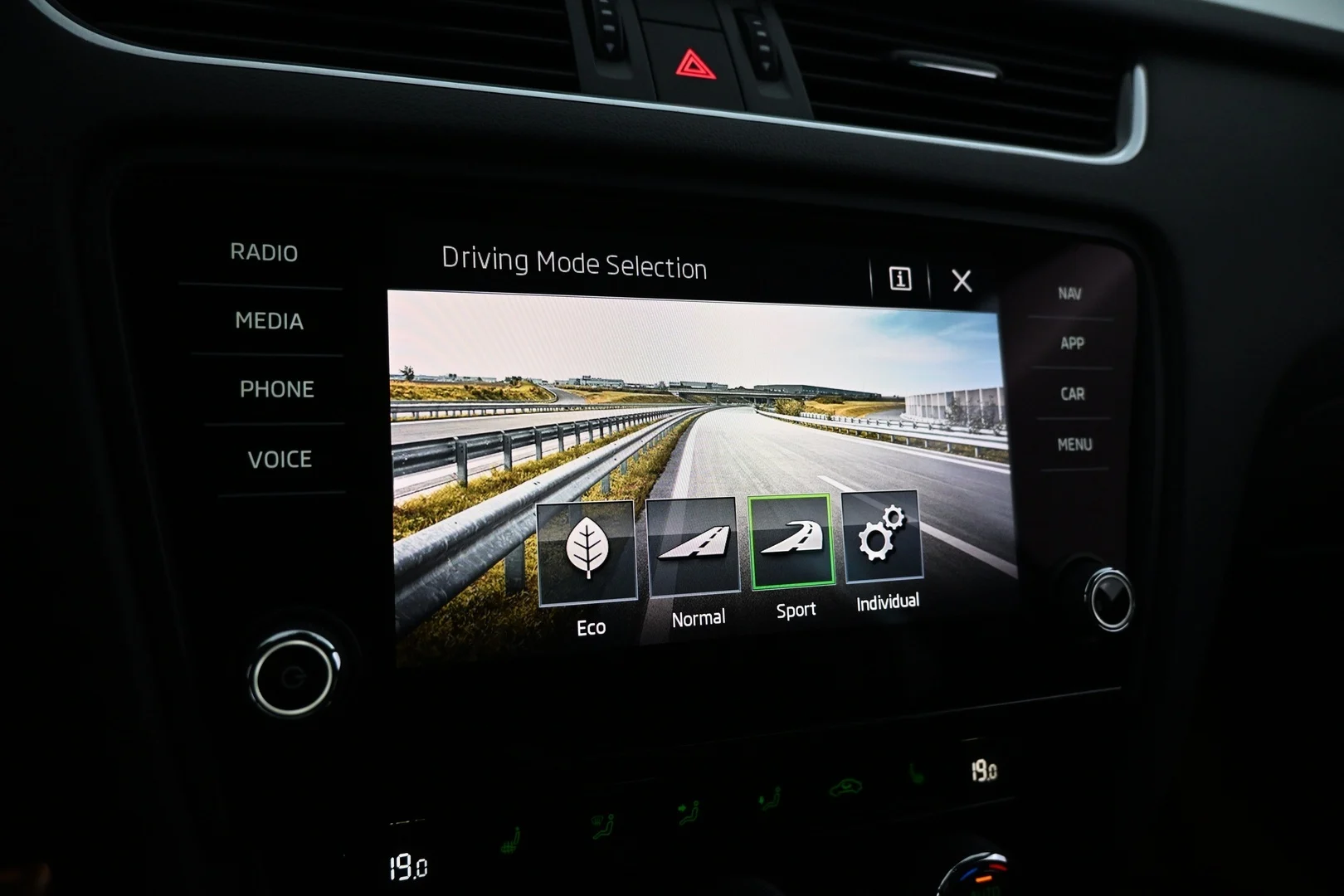 Car Image - cv10tFgoMR17Xz4XF98bd