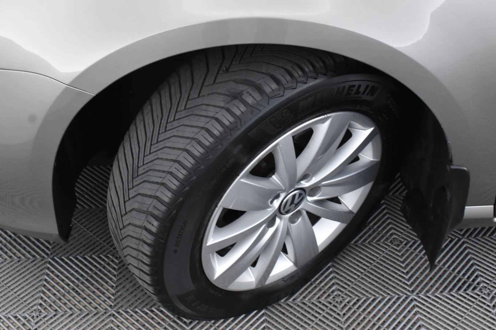Car Image - 6O05LrKUUIFE8aZ01B2iI9