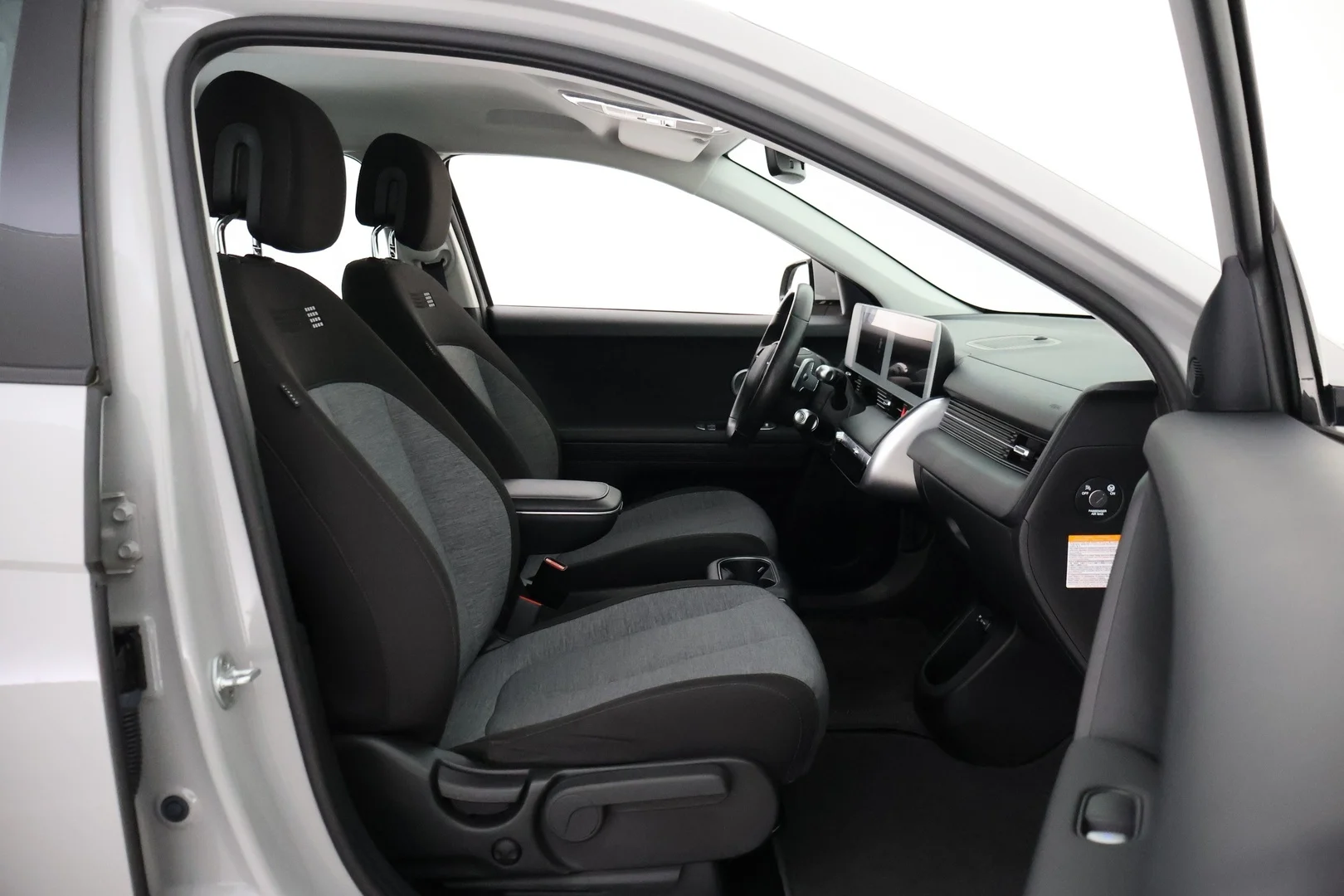 Car Image - 7F1nyAcoVd5ydqUq8I9G6S
