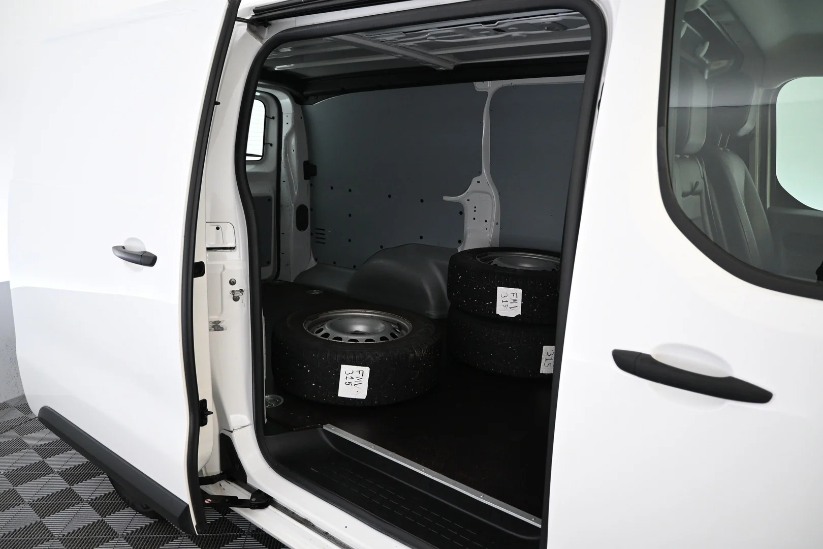 Car Image - 4kqRQgfX8w5VcgwbRb7byV