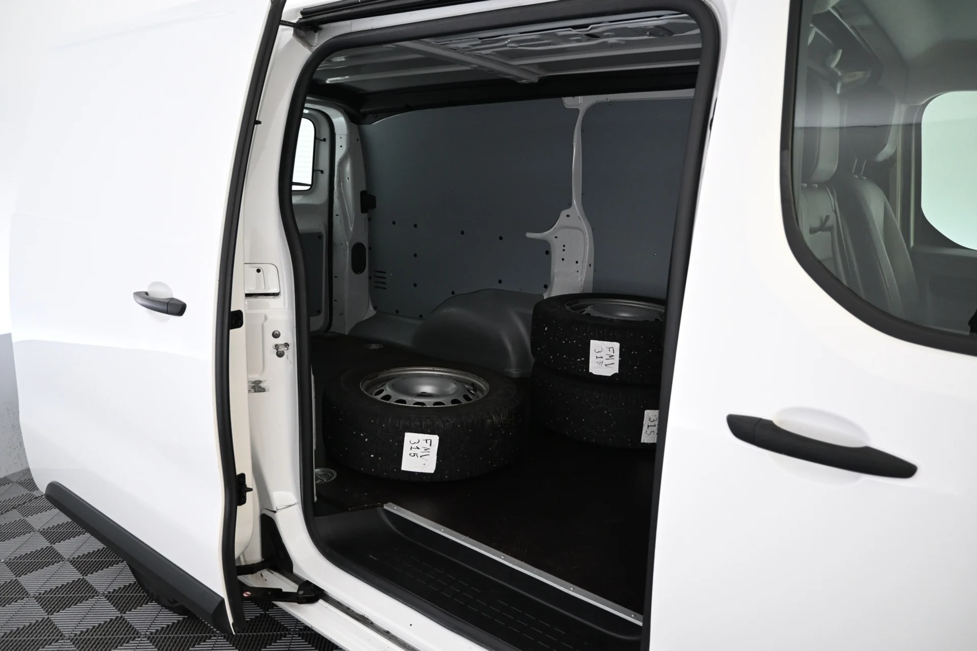 Car Image - 4kqRQgfX8w5VcgwbRb7byV