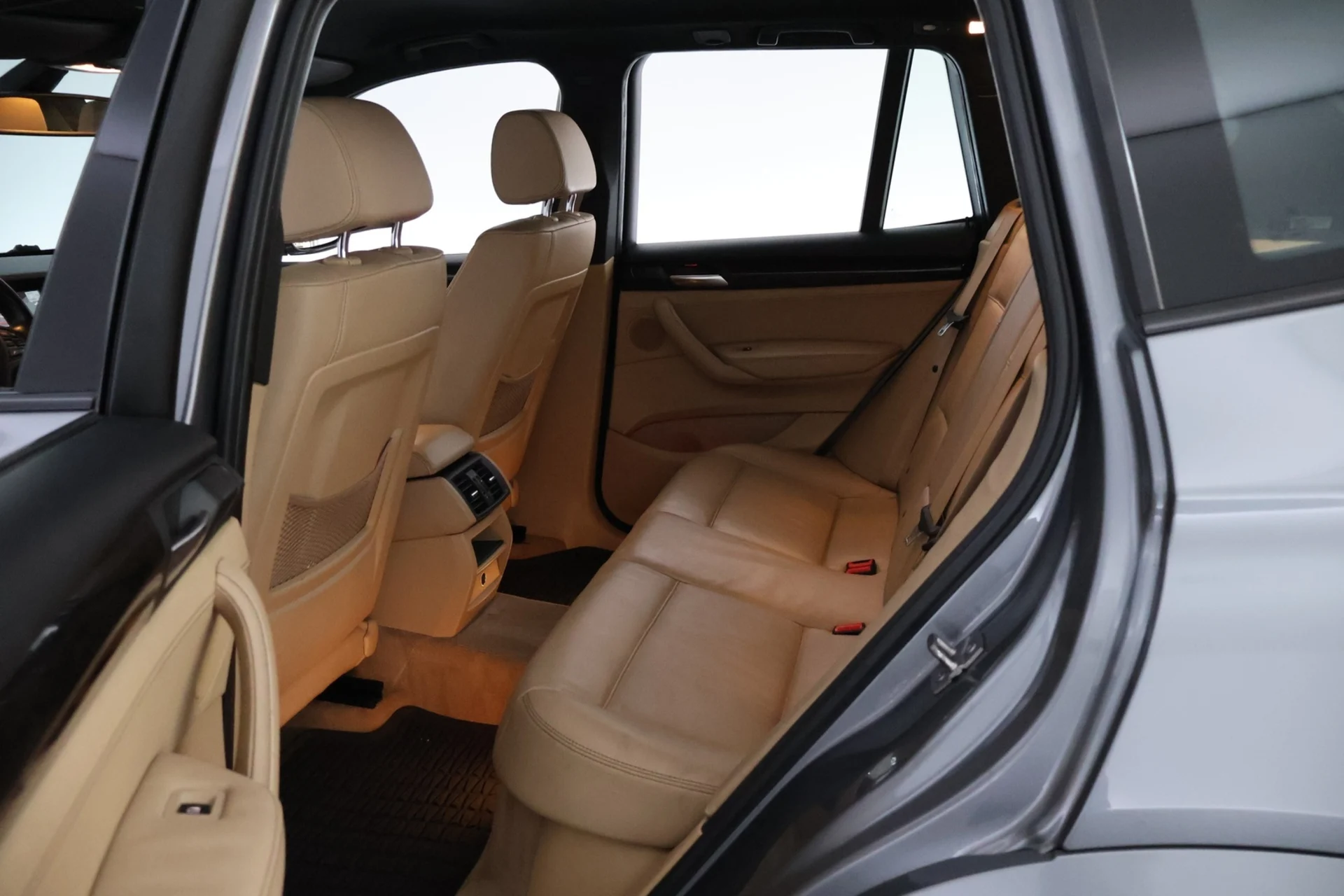 Car Image - 3dQp2xOTdCfOHHJikslRm1