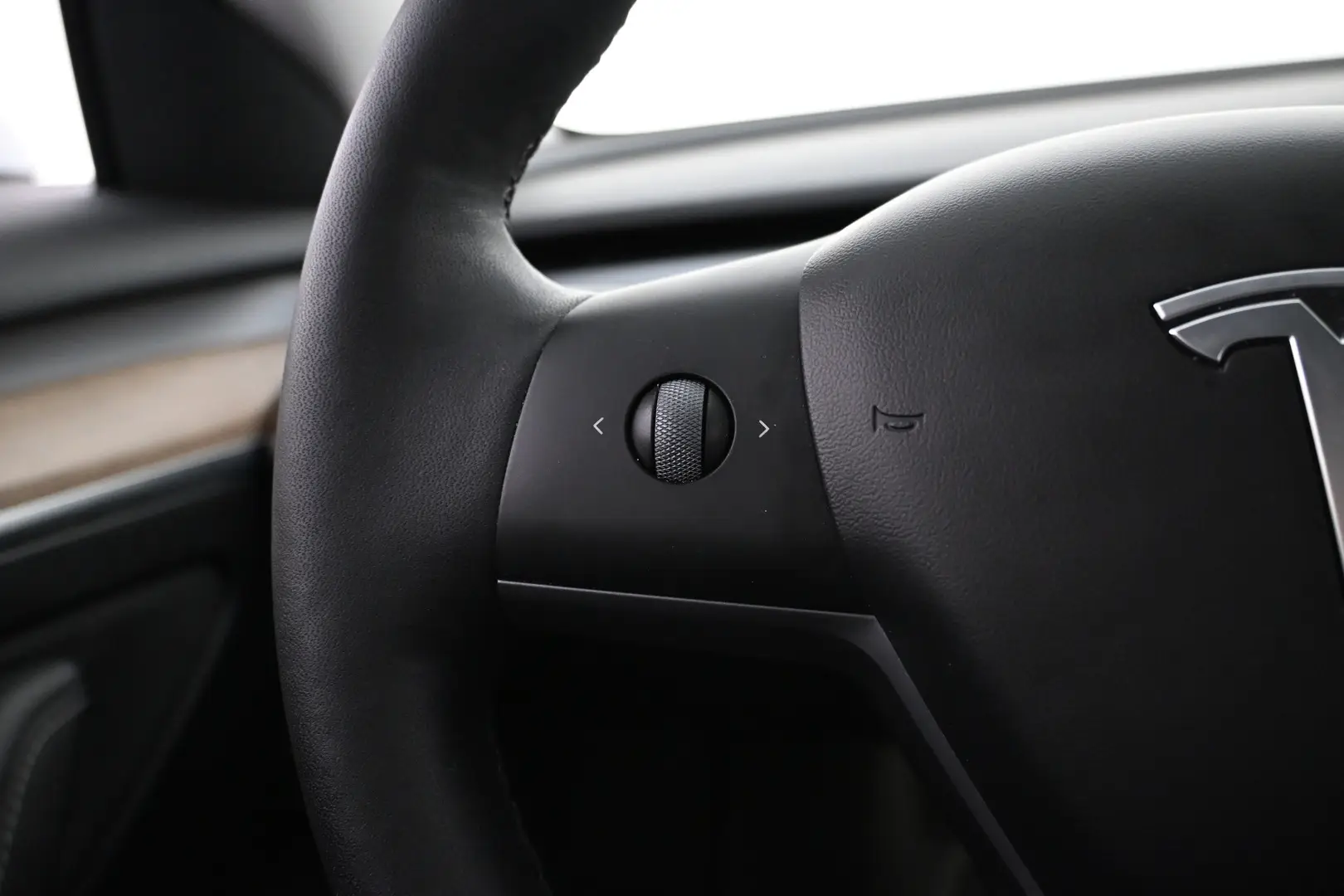 Car Image - WzarpjFbqcBcCyHSoxr1G