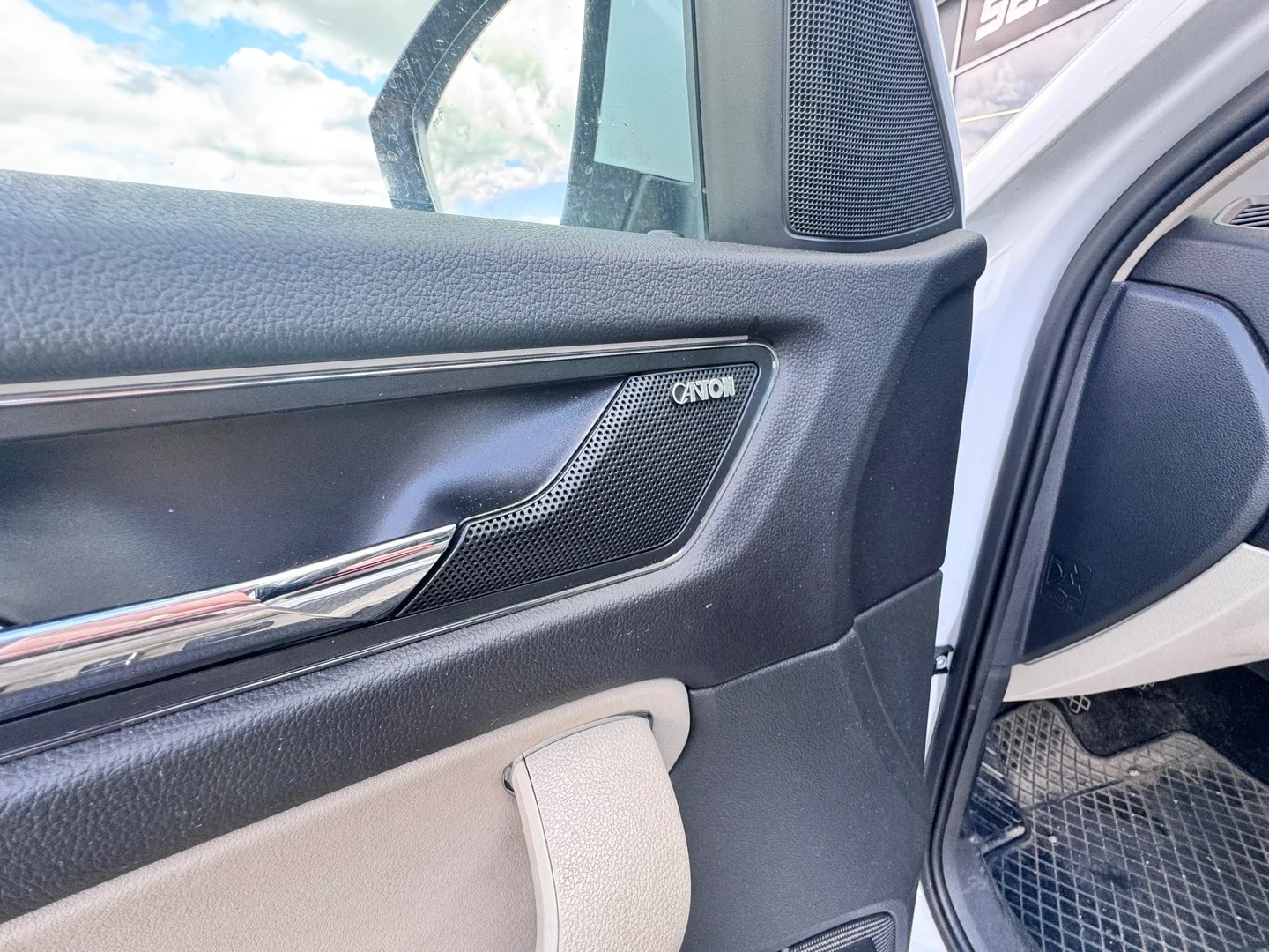 Car Image - 2lx2U9gZPkzSpSVUhiGk57